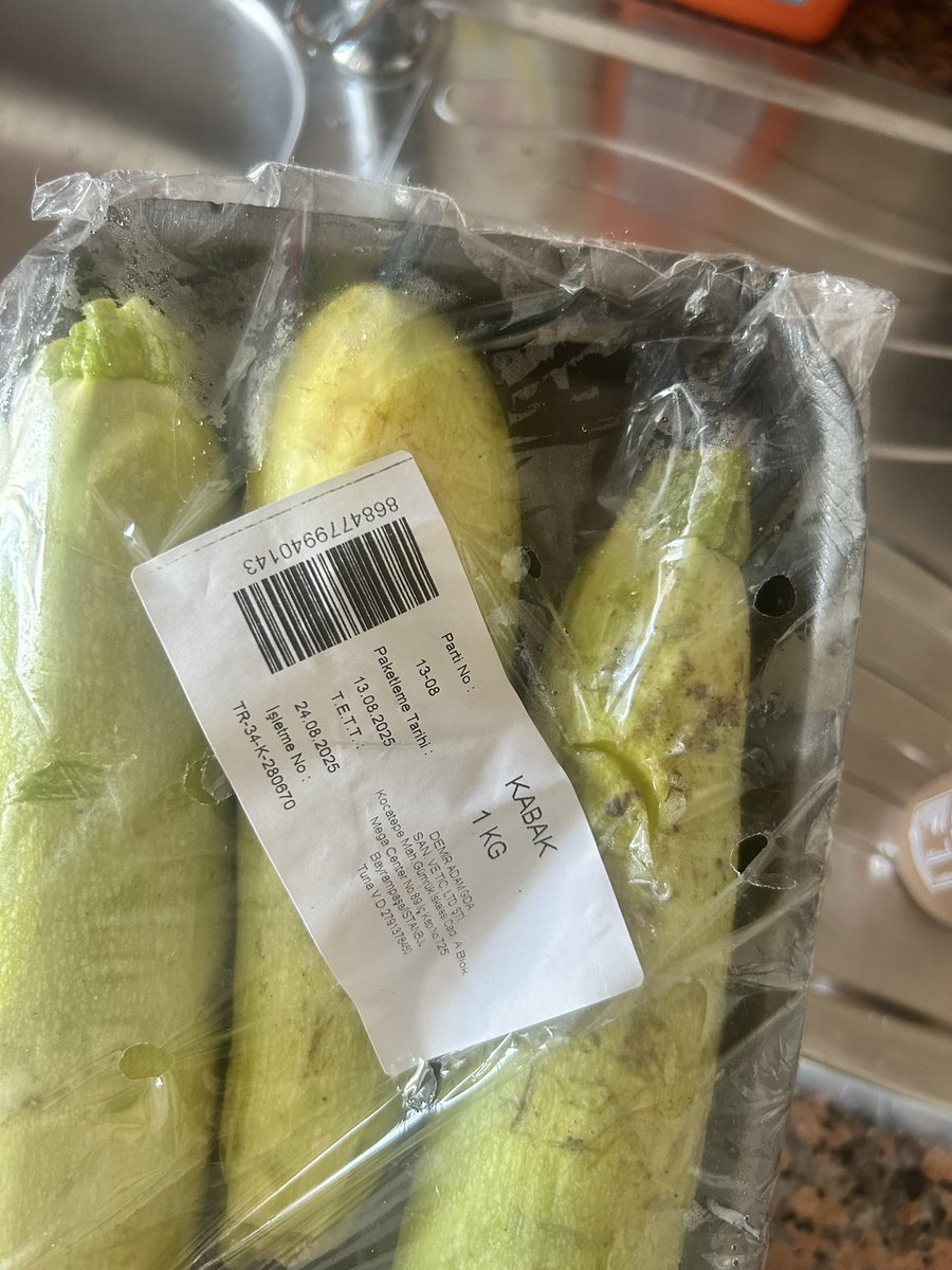 bazitweetler's tweet photo. Gelen ürünlere bak ya tarihi geçmiş bozuk  para iadesi çözüm mü zannediyorsunuz?? Narsuyu çamur olmu�� bozulmuş kabak tarihi geçmiş çürümüş şubelerinizi kontrol etmiyormusunuz ?? @getir artık mutluluk getirmiyor çamur getiriyor https://t.co/RNLveLw1r5