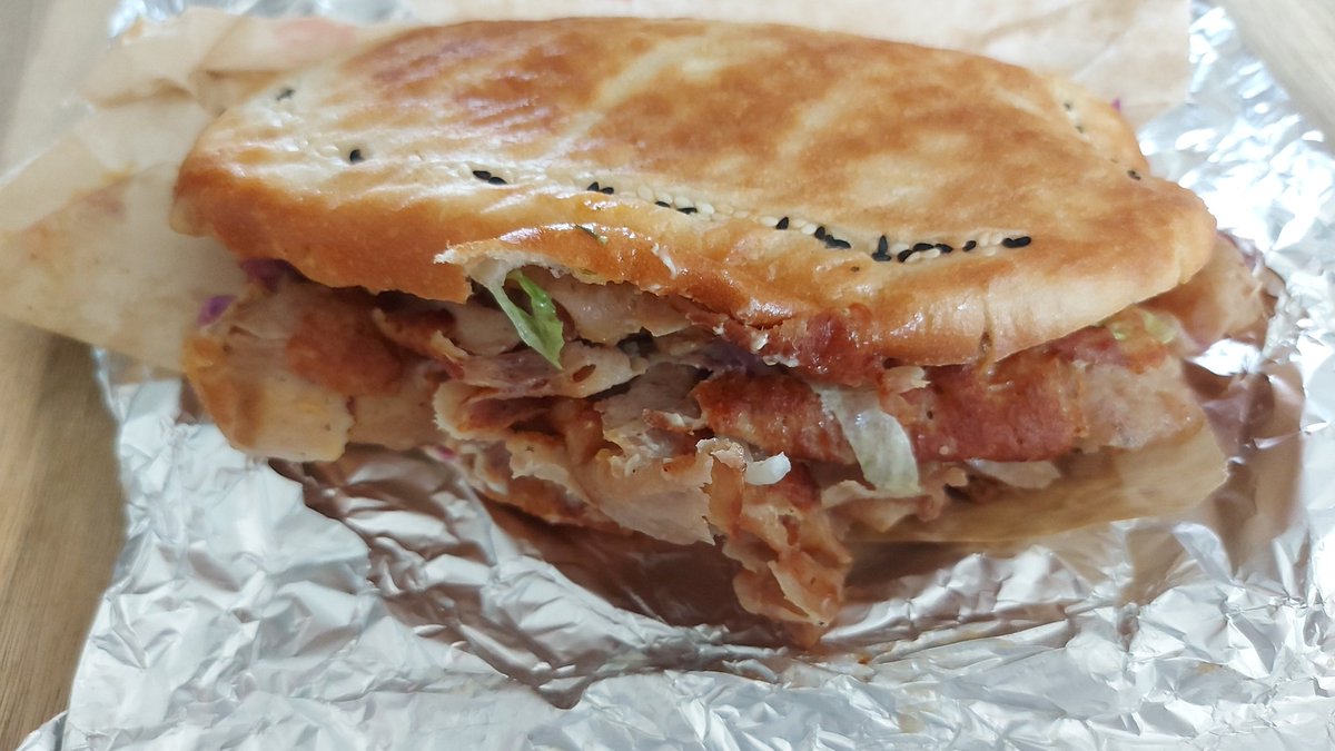 6,99€ für einen BigMac. Nicht das Menü, nur der Burger. Ich frage mich: Wie kann sich McD bei den Preise überhaupt noch halten? Wer kauft da noch ein? Wer gibt freiwillig 6,99€ für einen nicht mal sattmachenden Burger aus, wenn er für 6,50€ einen solchen Döner bekommen kann?