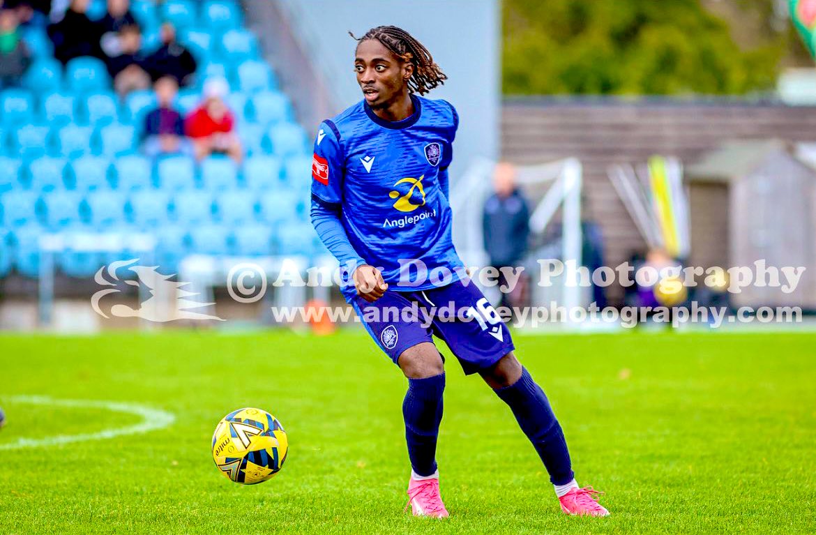 Name: Shekinah Reid - known as (Shak)
Age: 23
Location: London (I drive, willing to travel) 
Position: RWB | LWB | CM 
Previous Clubs: Carshalton Athletic, Met Police, Bromley FC, Sutton United U23, Lancing FC, Chelsea U16

Looking for: Step 3-4 and above
