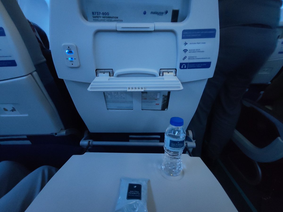 AfifWT2007's tweet photo. Tonight's flight from Alor Setar to KLIA with Malaysia Airlines 737-800NG. 
Cabin and lighting are nice.
The inflight snack and drink is amazing.
The cabin crew are friendly and kind.
Made to destination just in time.

This is a certified Malaysian Hospitality. Thank you @MAS https://t.co/I51BIhCTO1