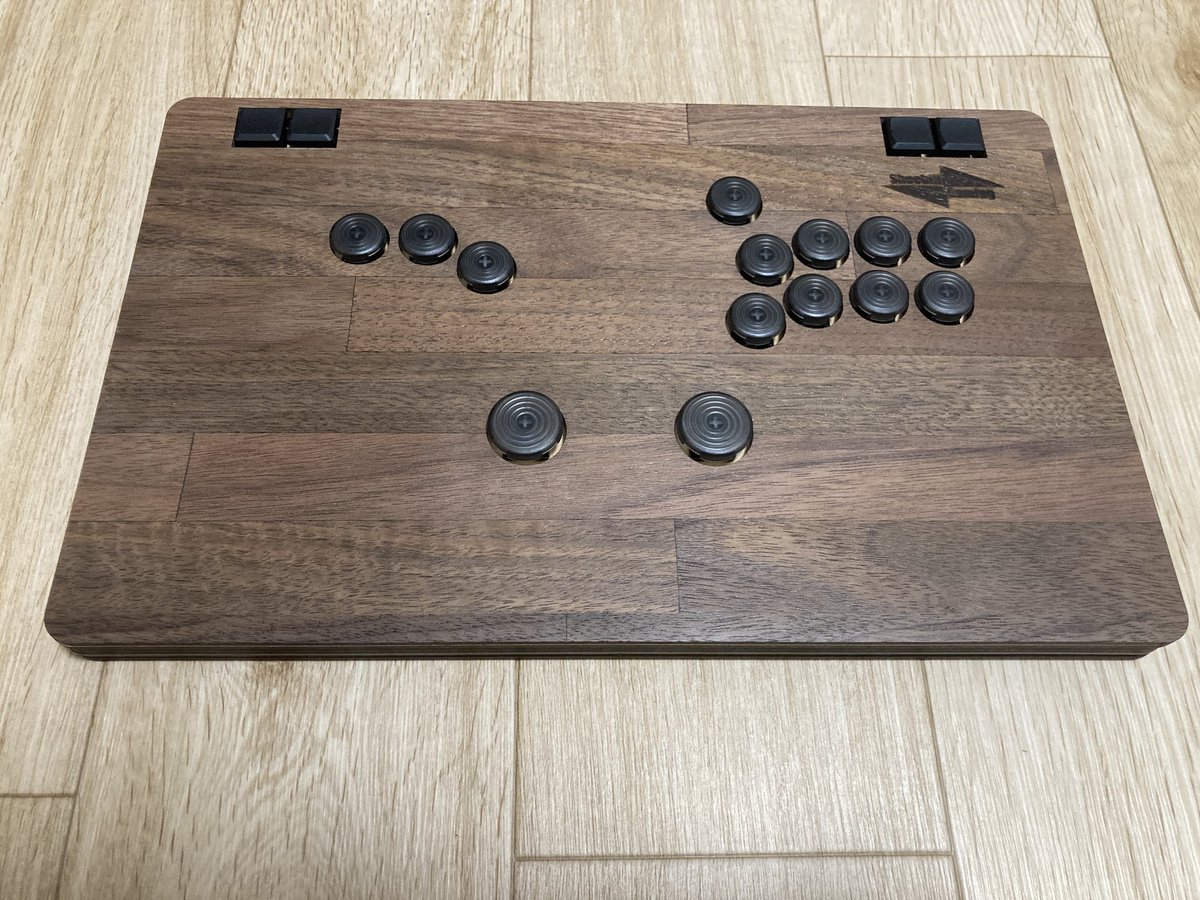 さて、我が木製アケコンのお店「Shoebill Gaming」は今月で開店1周年を迎えました！…マジで？もう？
これを記念して、またプレゼントキャンペーンです！
今回のプレゼントはこちらの新製品「ウッドフロア」のセパレート型、センター型どちらかを1名様に！