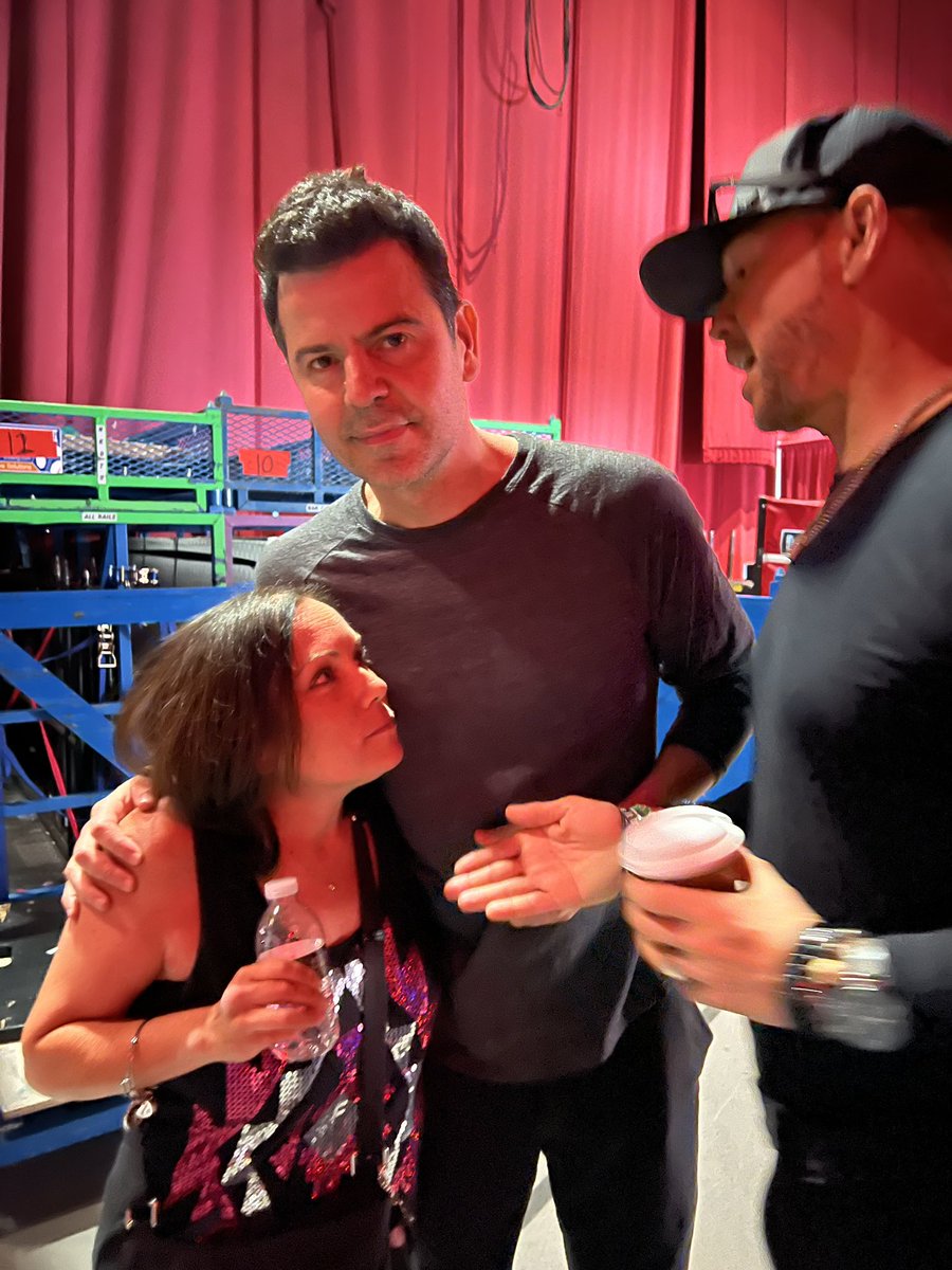 DanielleBarrila's tweet photo. Happy Birthday @DonnieWahlberg Thank you for everything you do for us. You’re the best we love you! 🥳🎂🎈🎉🎁#HappyBirthdayDonnie https://t.co/JPtxU5pbaZ