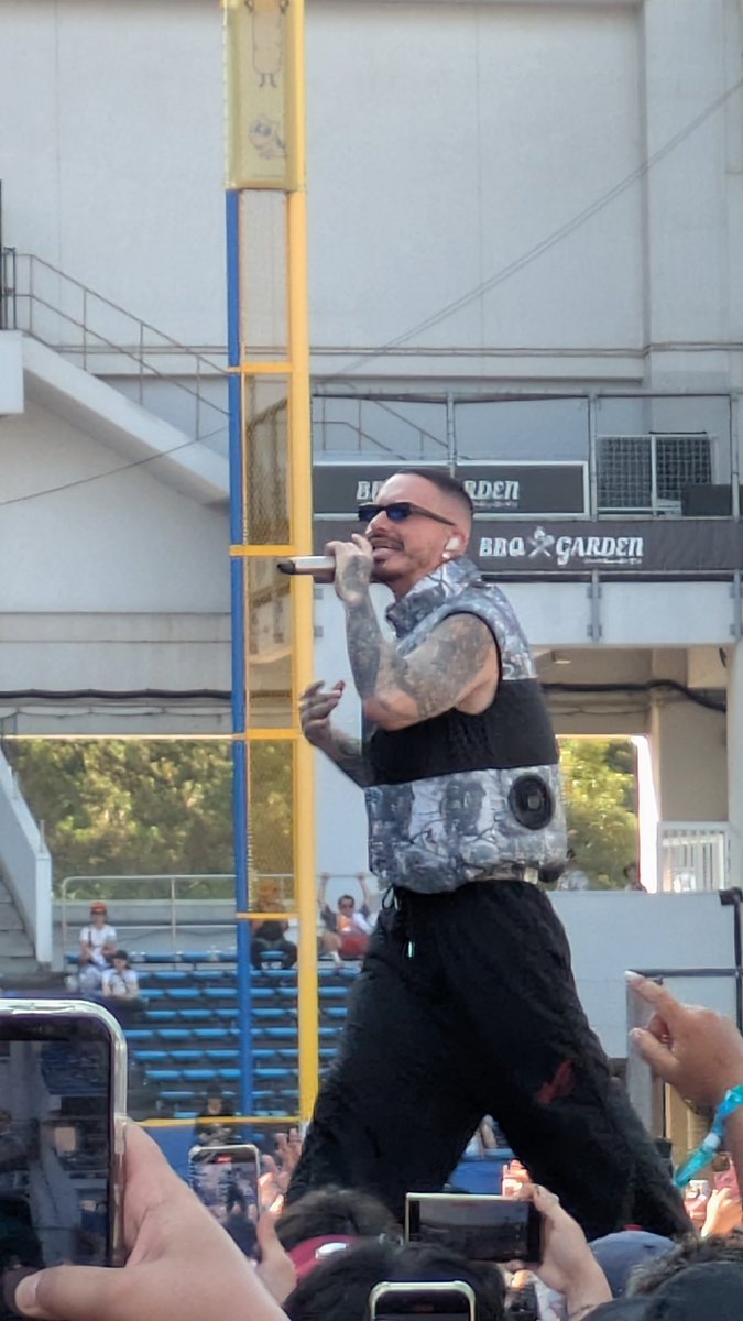 J Balvin、この空調服を気に入りすぎて、ライブ後に大切そうに持って帰ったって話にほっこり。NEW KAWAII！