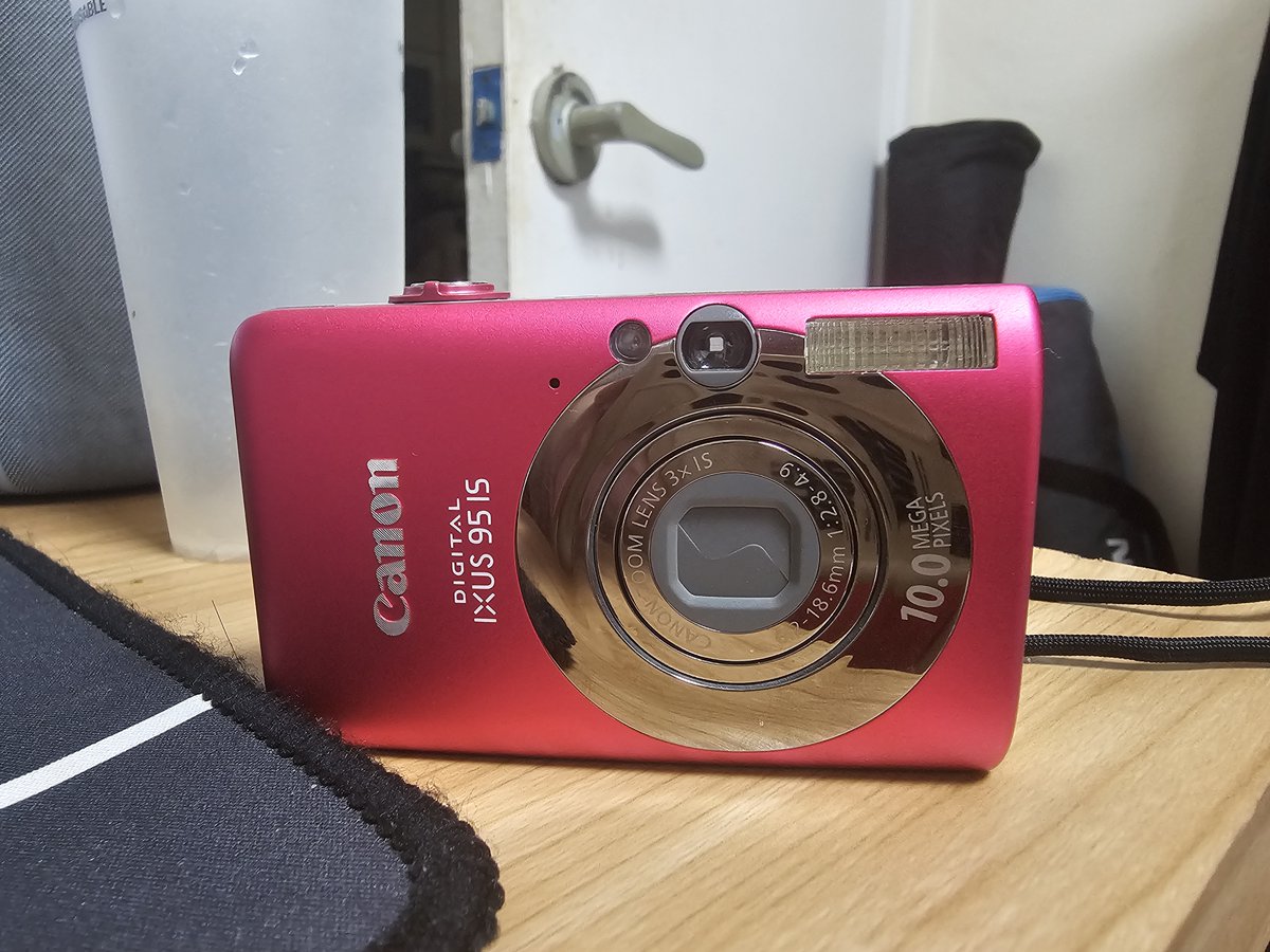 🎀 [디카 판매]

캐논 IXUS 95 IS 핑크
구성: 본체+정품 배터리+충전기(+코드 5천원)+SD 4GB+커버
상태: 작동 정상, 생활기스 有

💰 코스피스회원 특가 33만
📍 성남 직거래 / 택배(+6천)

희소 컬러라 소장가치 충분 ✨

자세한 사항은

👉 cafe.naver.com/battlemonster/…