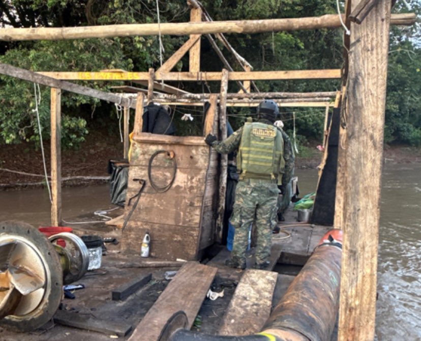 Autoridad Marítima Nacional - DICAPI (@mgp_dicapi) on Twitter photo En el río Pachitea, la <a href="/naval_peru/">Marina de Guerra</a> y la Fiscalía Especializada en Materia Ambiental, realizó un operativo contra la minería ilegal. Durante el operativo se incautaron y destruyeron materiales valorizados en S/ 590,855.00.
acortar.link/w2lb5t En el río Pachitea, la <a href="/naval_peru/">Marina de Guerra</a> y la Fiscalía Especializada en Materia Ambiental, realizó un operativo contra la minería ilegal. Durante el operativo se incautaron y destruyeron materiales valorizados en S/ 590,855.00.
acortar.link/w2lb5t