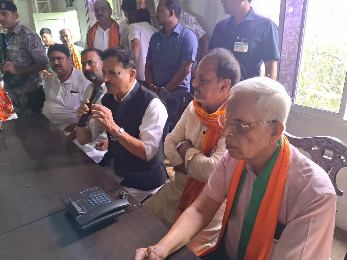 Dr. C.N. Gupta (@mladrcngupta) on Twitter photo कॉन्स्टिट्यूशन क्लब में जीत के बाद पहली बार क्षेत्र में आगमन पर माo #सांसद श्री <a href="/RajivPratapRudy/">Rajiv Pratap Rudy</a> की जीत पर यूँ लग रहा था की जन-आशीर्वाद का समंदर समान हुजूम उमड़ पड़ा है.क्षेत्रवासियों के तरफ से स्नेह और अभिनंदन का भेंट देकर इस ख़ुशी के पल में माननीय सांसद महोदय का अभिनंदन किया। कॉन्स्टिट्यूशन क्लब में जीत के बाद पहली बार क्षेत्र में आगमन पर माo #सांसद श्री <a href="/RajivPratapRudy/">Rajiv Pratap Rudy</a> की जीत पर यूँ लग रहा था की जन-आशीर्वाद का समंदर समान हुजूम उमड़ पड़ा है.क्षेत्रवासियों के तरफ से स्नेह और अभिनंदन का भेंट देकर इस ख़ुशी के पल में माननीय सांसद महोदय का अभिनंदन किया।