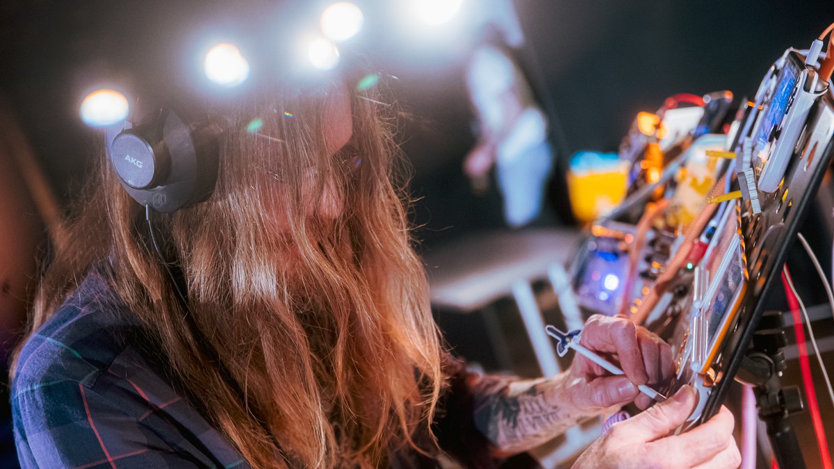 📷 Set musical ambient aux sons des consoles !

La sixième édition de Indie Game Lyon s’est terminée sur un live planant de <a href="/stegonaute/">Stegonaute</a> ☄️

Crédit photo <a href="/_LeyCa_/">Leyca ✿</a> 

#gamedev #indiedev #indiegame #IndieGameDev #indiegames #IndieDevs #LiveMusic #ambientmusic