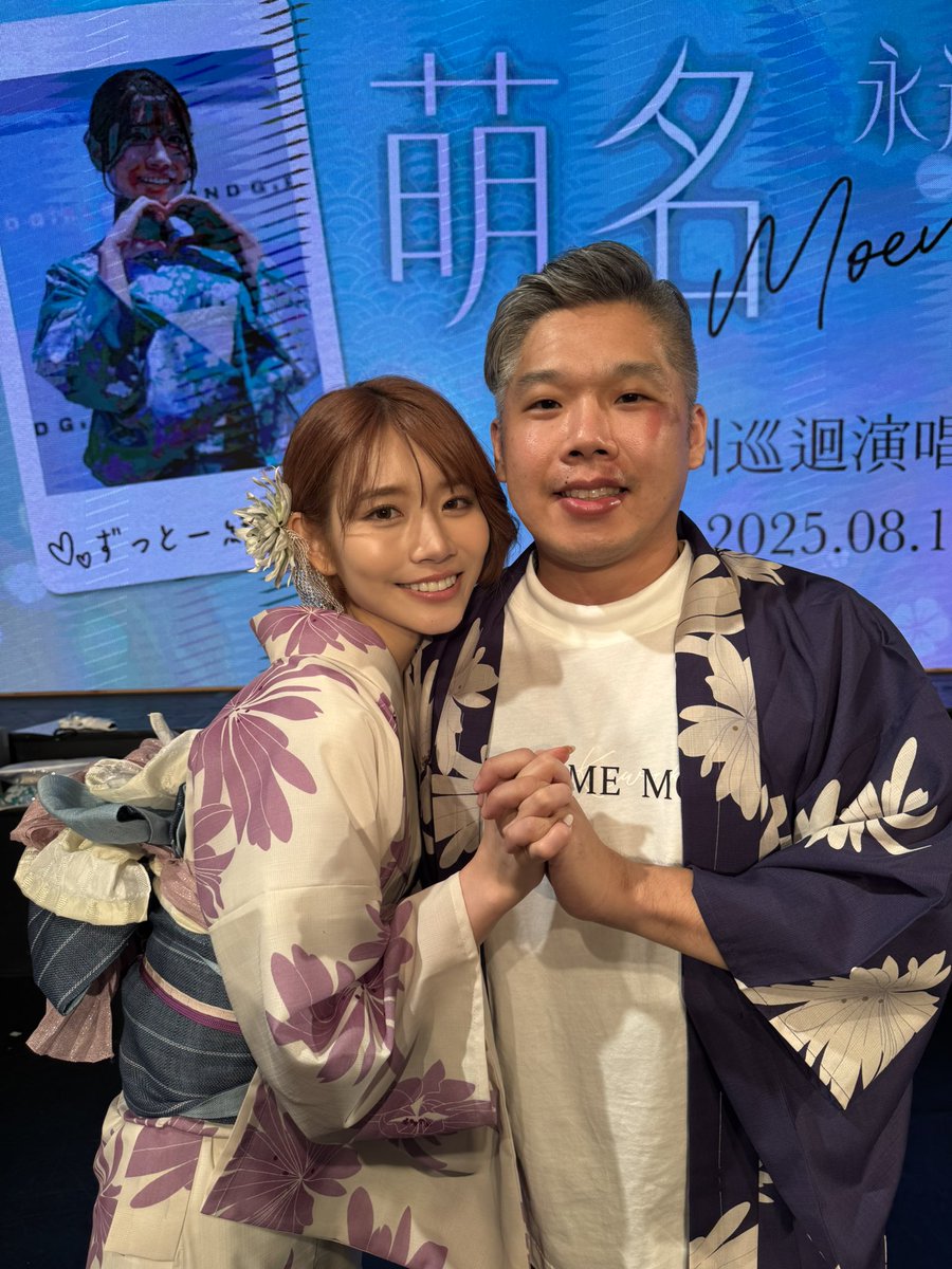 gary9408037's tweet photo. 今日はとても充実した一日でした。最前列で萌名さんの天使のような歌声（三曲）を聴くことができて、その他のイベントの内容もとても楽しくて盛り上がっていました。会場にはたくさんの人が参加していて、本当に嬉しかったです。
そして、17時過ぎからファンの皆さんとの写真撮影やサイン会が始まり、終わったのは20時過ぎで、ほぼ3時間もかかりました。本当に大変だったと思います。萌名さんが僕の名前を覚えてくれていたのもすごく嬉しくて、一緒にお話したり、写真を撮ったり、サインをしていただいたり、とても幸せな時間でした。
何百人もの人にサインをして、何百人もの人と写真を撮って、本当に大変だったと思いますが、最後の2分間のバックヤードでの交流でも、萌名さんは変わらず笑顔で僕とお話してくれました。最後に帰る前には深いハグまでしてくれて、本当にお疲れさまでした。
それから、萌名さんに「夜の食事会に参加する？」と聞かれたのですが、今回は参加できないと答えました。（彼女が家でご飯を作って待ってくれているので、帰らないと怒られてしまうからです😆）なので、イベント後は急いで帰るしかありませんでした。

@saika_kawakita | #河北彩伽 | #萌名
