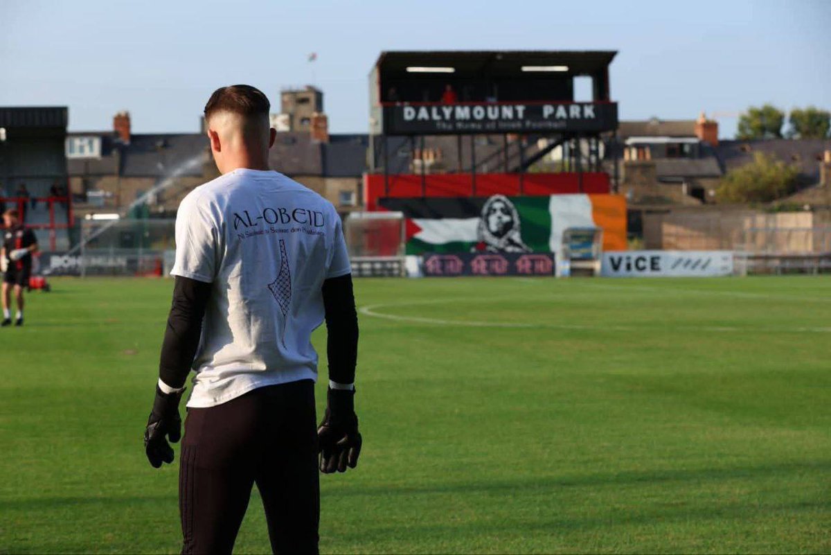 Photos des stars de l’équipe irlandaise "Bohemians" portant un maillot sportif arborant l’image du footballeur palestinien martyr Suleiman Al-Obeid, tué par les forces d’occupation près du centre d’aide américain au sud de la bande de Gaza.⭕️