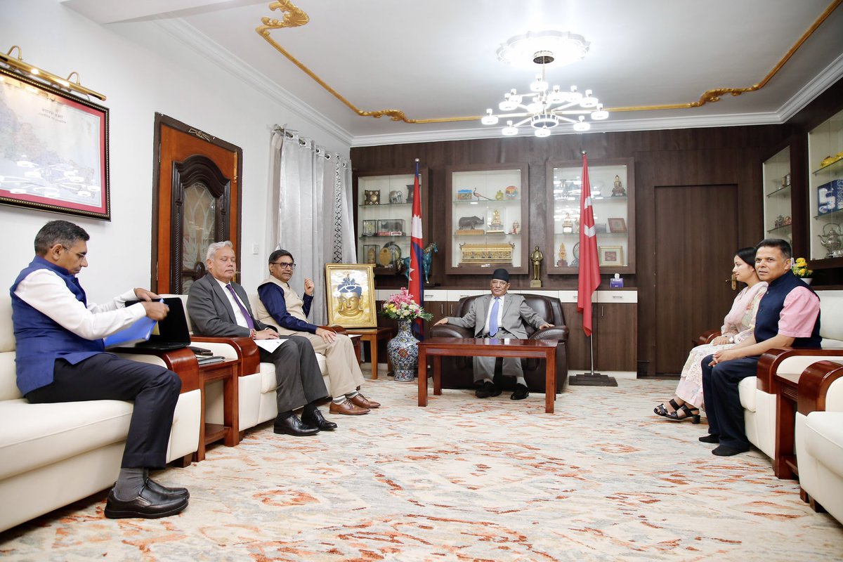 यि नेताहरुको पार्टिमा नेता छैनन् ? विदेश बिभाग छैन ? सस्थागत सस्मरण ( institutional memory) हुनु पर्दैन ? एउटा नेता एक्लै भेटेका छन्, अर्का छोरी र प्रेस संयोजक राखेर एउटा महत्वपुर्ण देशका विदेश सचिबसँग बार्तालाप गरेका छन् ! यस्तै ताल र मतिले हुन्छ विदेश सम्बन्ध 😟🙁