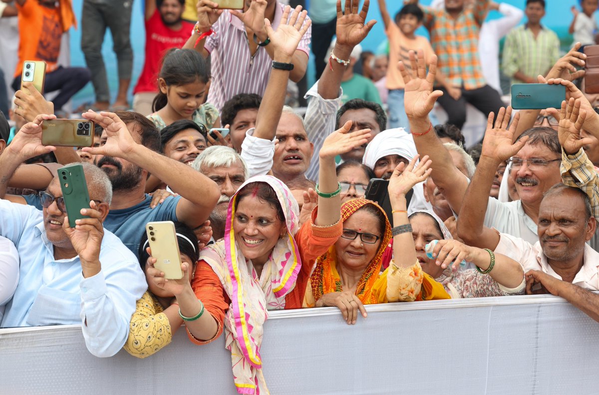 narendramodi's tweet photo. दिल्ली के मुंडका में रोड शो के दौरान लोगों का जोश और उत्साह विकास को लेकर उनके अभूतपूर्व समर्थन को दिखाता है। https://t.co/tkeg59Kbp8