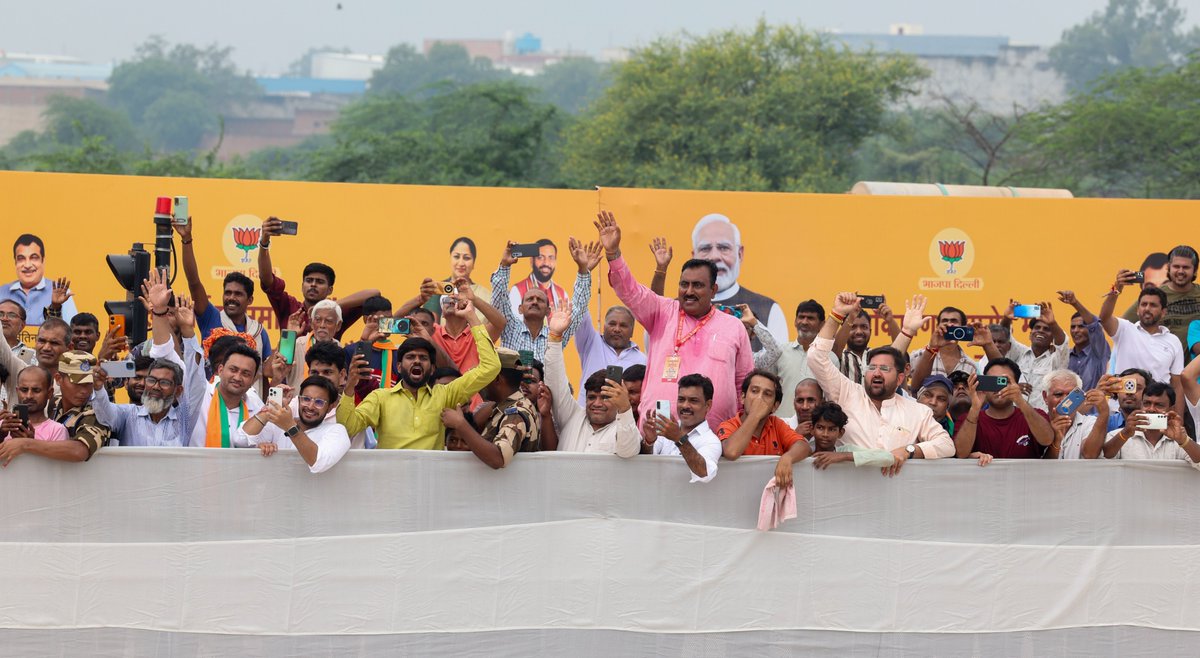 दिल्ली के मुंडका में रोड शो के दौरान लोगों का जोश और उत्साह विकास को लेकर उनके अभूतपूर्व समर्थन को दिखाता है।