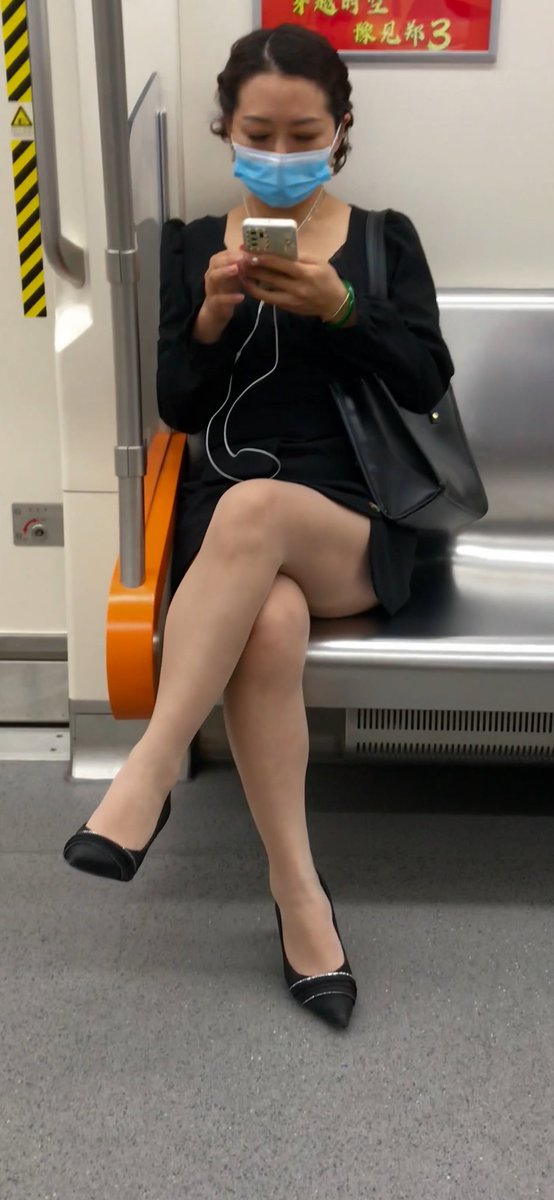 LinXY5990's tweet photo. 街拍分享 
#街拍 #丝袜 #短裙 #肉丝 

https://t.co/iBPzLGb7JF https://t.co/qd6QHi13SD