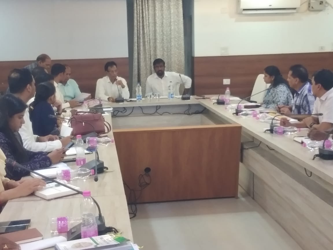 ପୁରୀ ସର୍କିଟ ହାଉସ ଠାରେ ପୁରୀ ଜିଲ୍ଲା ରାଜସ୍ବ ବୈଠକ ଜିଲ୍ଲାପାଳଙ୍କ ଅଧ୍ୟକ୍ଷତାରେ ଅନୁଷ୍ଠିତ।ରାଜସ୍ବ ଆଦାୟ, ସରକାରୀ ଜମିର ସୁରକ୍ଷା, ଉନ୍ନତି ମୂଳକ କାର୍ଯ୍ୟ ପାଇଁ ଜମି ଯୋଗାଣ,ପଟ୍ଟାରେ ବଂଶାବଳୀ ସଂଶୋଧନ,ଚାଷୀ ପଞ୍ଜିକରଣ ରେସହଯୋଗ,ସାଧାରଣ ଲୋକ ମାନଙ୍କୁ ତ୍ବରିତ ସେବା ଯୋଗାଇ ଦେବାକୁ ୧୦୮ ଆର ଆଇ ଙ୍କୁ ଲାପଟପ ପ୍ରଦାନ କଲେ ଜିଲ୍ଲାପାଳ।