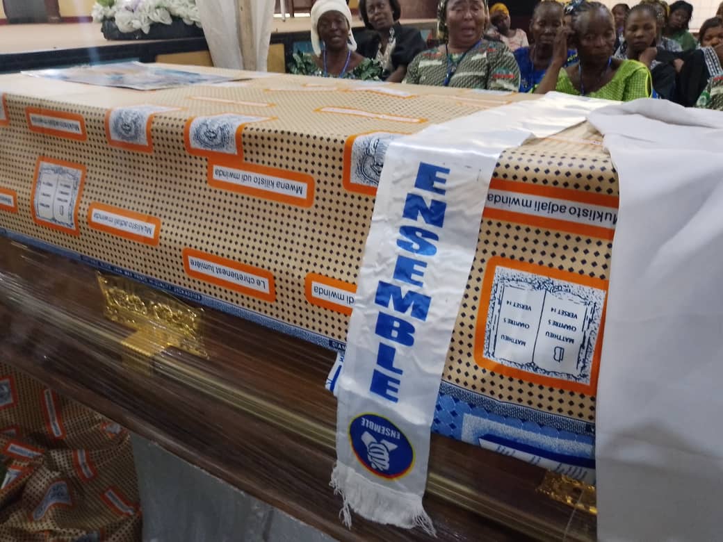 La Coordonnatrice de <a href="/Ensemble_EQ/">Ensemble/ Grand Équateur</a>, Maman Eureka YONDIBOMA, est conduite aujourd'hui dans sa dernière demeure,

Que le Seigneur Jésus lui accueille dans sa maison, 
Je garde les souvenirs d'une femme forte et cooperative, 
 
À jamais dans nos cœurs. <a href="/paddoubonolino1/">paddou bonolinoli</a> <a href="/moise_katumbi/">Moise Katumbi</a>