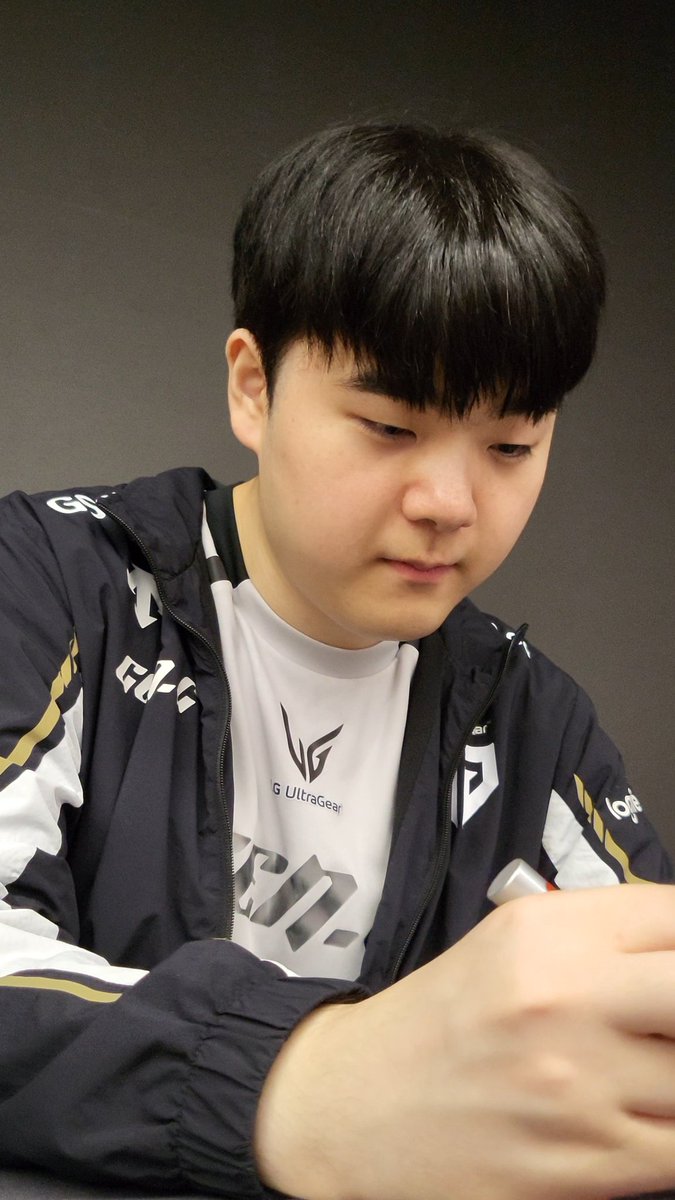 꼼꼼히 싸인해 주는 BOO🐻‍❄️
#캐니언 #Canyon