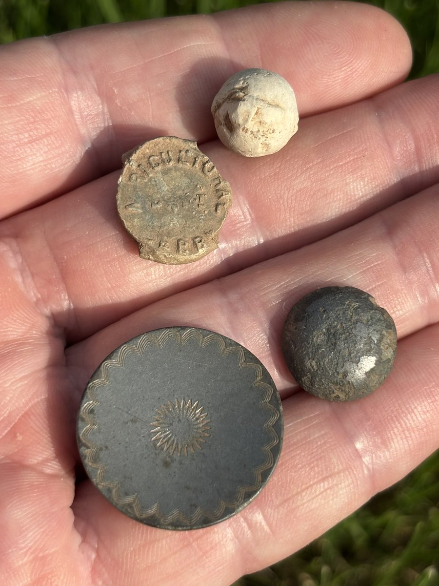 Only two buttons on Friday which makes a change, one is especially fancy don’t ya think? 😂 also a lead bag seal and a musket/pistol ball 👍😬👍