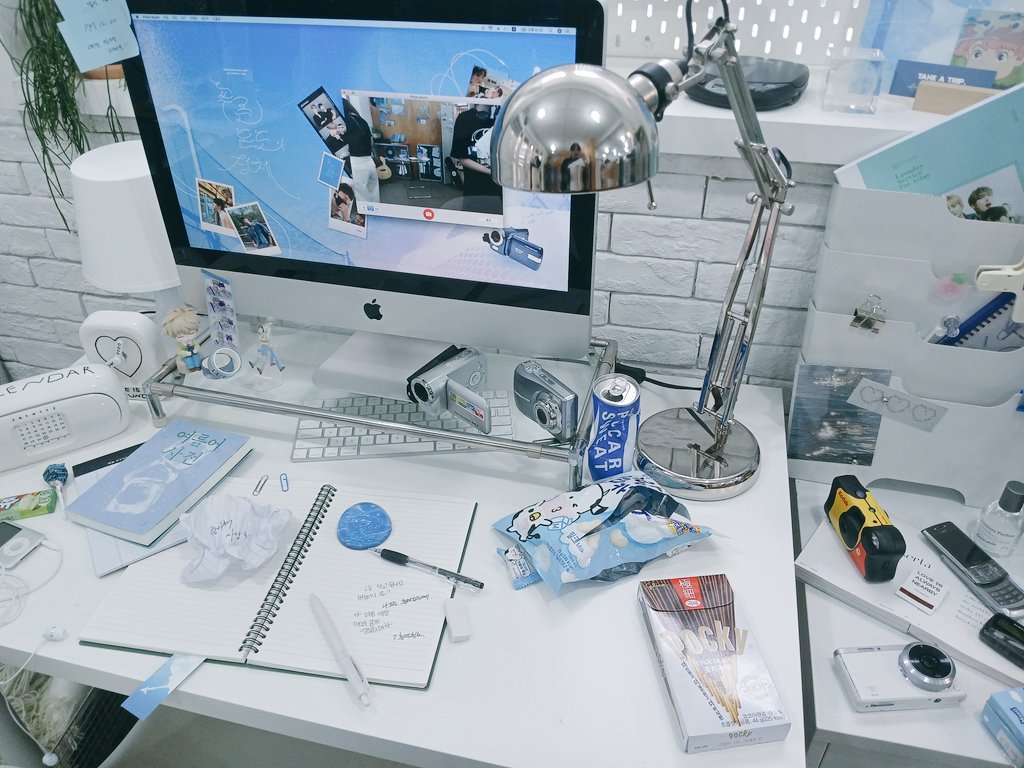 yujin_1109_'s tweet photo. 인테리어가 너무 이뻐서 놀랐습니다...♡♡
마지막 사진은 특전이랑 럭드로 엽서 인테리어 해봤어요!

#푸른_온도의_정체 #our_summer_YN 
#2025_윤낫카페 https://t.co/e4SFODPuFw