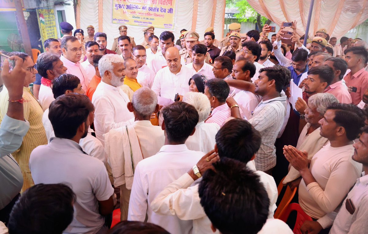 swatantrabjp's tweet photo. जनपद कासगंज के पटियाली क्षेत्र के नगवाहंसी गांव में बाढ़ पीड़ितों का कुशल-क्षेम जाना एवं राहत सामग्री वितरित की। https://t.co/QD4Q2KdwfB