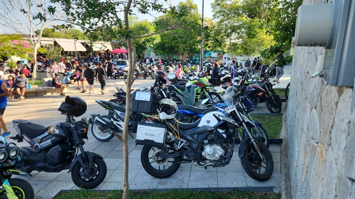 Poder AG Jal (@poderag_jal) on Twitter photo ¡Los domingos de impunidad!
Mas de 200 motos invadiendo una plaza en la entrada de la barranca 😡😡.
A 5 metros de ahí hay un estacionamiento que les cobra $15 pesos por moto!!!!
Ojo aquí. <a href="/JaliscoVial/">Policía Vial Jalisco</a> <a href="/GdlMovilidad/">Movilidad Gdl.</a> <a href="/PoliciaGDL/">Policía de Guadalajara</a> ¡Los domingos de impunidad!
Mas de 200 motos invadiendo una plaza en la entrada de la barranca 😡😡.
A 5 metros de ahí hay un estacionamiento que les cobra $15 pesos por moto!!!!
Ojo aquí. <a href="/JaliscoVial/">Policía Vial Jalisco</a> <a href="/GdlMovilidad/">Movilidad Gdl.</a> <a href="/PoliciaGDL/">Policía de Guadalajara</a>