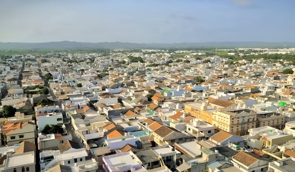 🚨 The world’s richest village is Madhapar in Gujarat, India, with a population of around 92,000 and fixed deposits worth ₹5,000 crore.