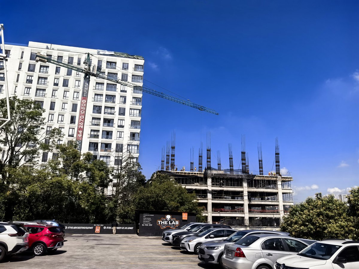 La Calzada del Desierto de los Leones no aguanta más, se desborda el drenaje, se colapsa el tránsito y no llega el agua para todos. Aún así, los desarrolladores pueden más. #desiertodelosleones