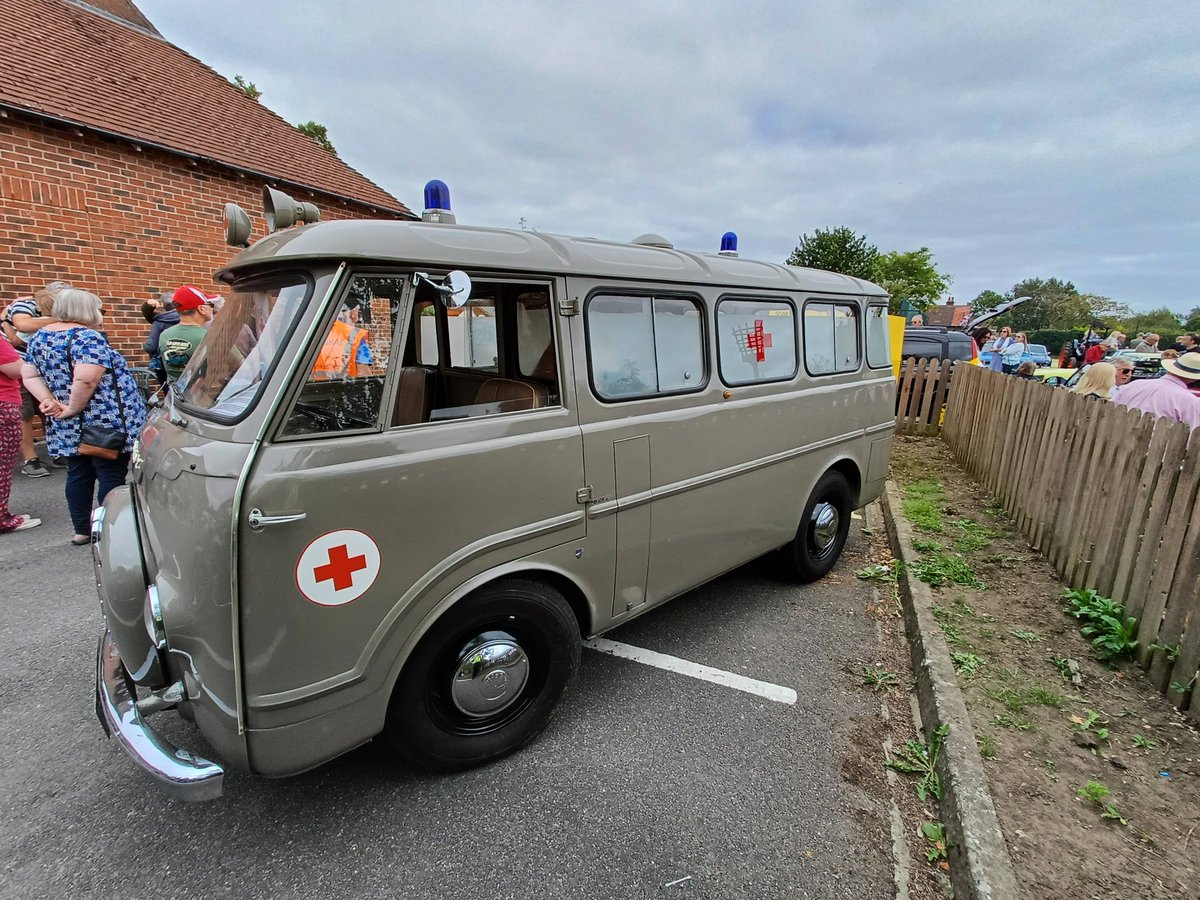 Humberbeat_ERYW's tweet photo. Come along to the classic car show at #SuttonUponDerwent village green on til 4.30pm today, and you can sit in a police car too!
#InYourCommunity https://t.co/wyrft3XJ9G