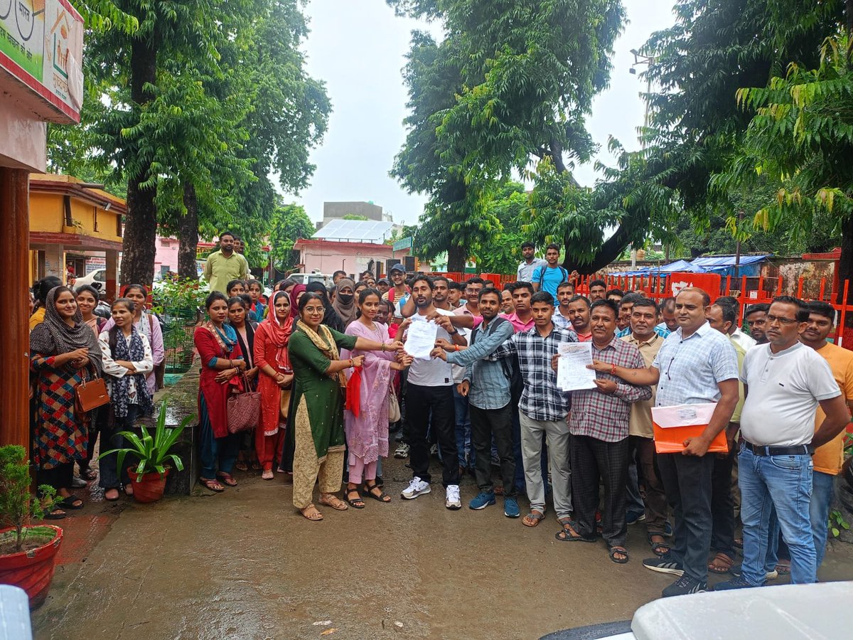 जिला बिजनौर में पंचायत सहायक और रोज़गार सेवक ने क्रॉप सर्वे का किया विरोध और इसके विरोध में ज्ञापन दिया 

भारीभरकम वेतन वाले ऑफिस में मोज ले रहे हैं और 6000₹ वाला अल्प मानदेय कर्मी को जंगल जंगल घुमा रहे हैं वाह 

अंग्रेजो ने भी इतना अत्याचार नही किया होगा 
<a href="/TheNewspinch/">News Pinch</a>