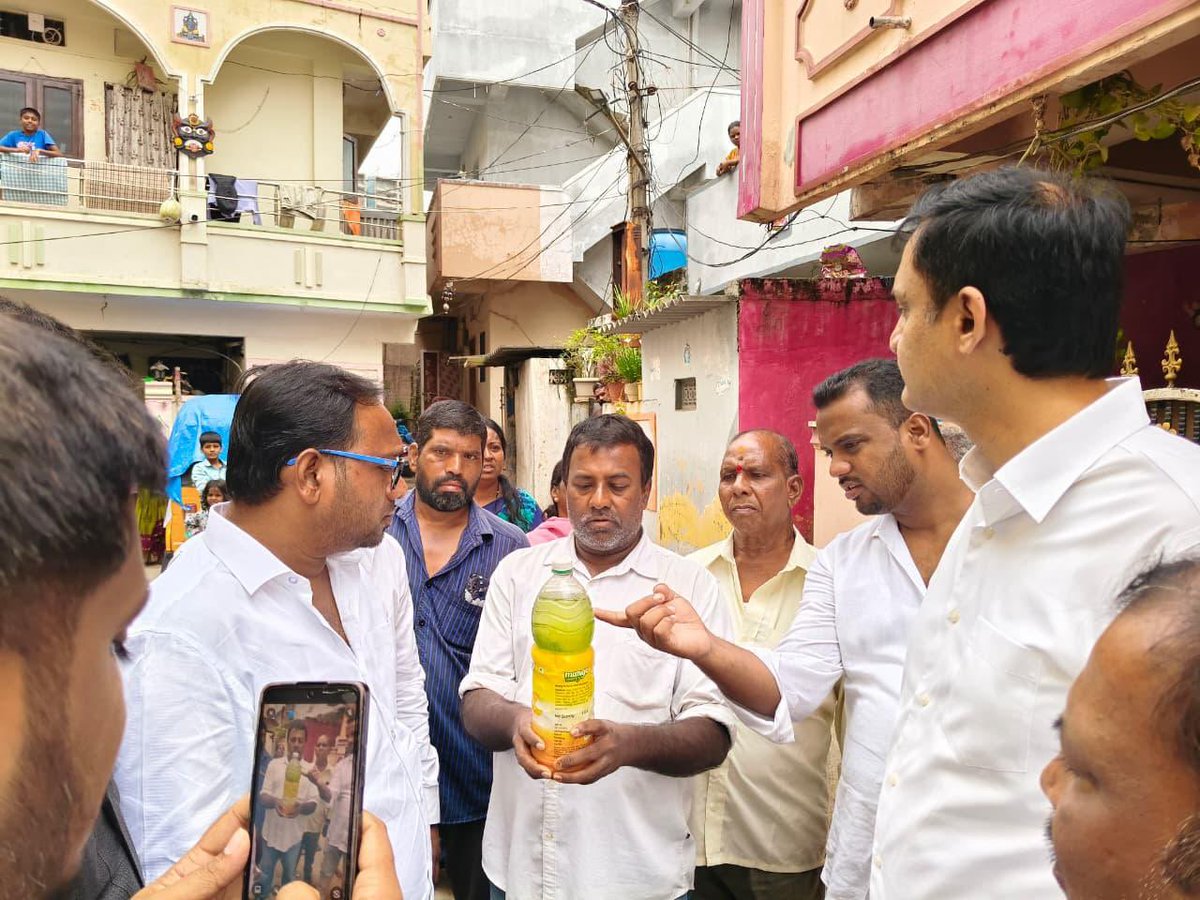 GuthaAmithReddy's tweet photo. జూబ్లీహిల్స్ నియోజకవర్గం, ఛత్రపతి శివాజీనగర్ బస్తీని సందర్శించి స్థానిక సమస్యల గురించి వాకబు చేయడం జరిగింది.
#GHMC, #HMWS&B, విద్యుత్ శాఖలను సమన్వయపరచుకొని కాంగ్రెస్ పార్టీ నాయకులతో కలసి
బస్తీ సమస్యలు పరిష్కరించే ప్రయత్నం జరుగుతుంది.
@Ponnam_INC @inctelangana @TelanganaCMO
@revanth_anumula @VivekVenkatswam
@CNReddy_INC
@AKY_INCMP