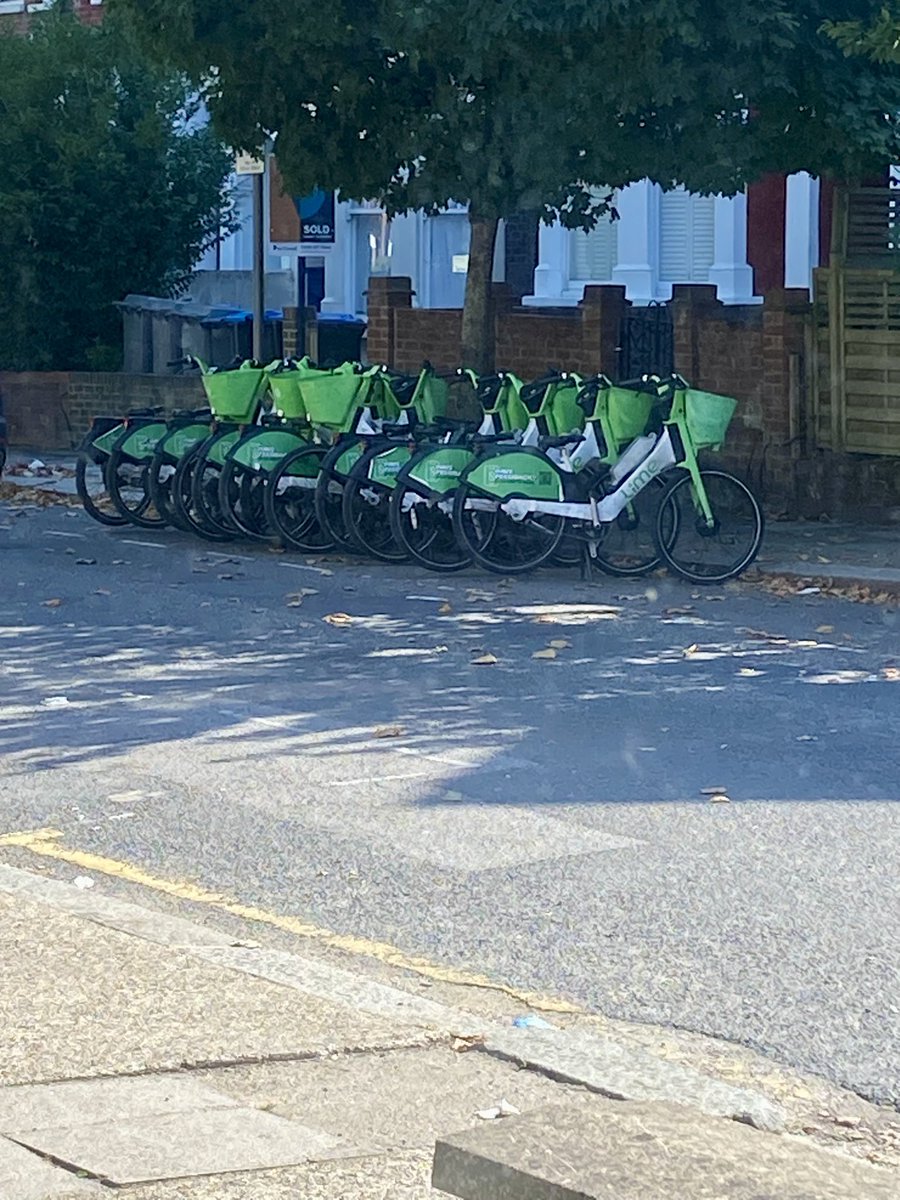 shelleb17's tweet photo. @limebike  love to see your bikes in someone’s parking space 🤬😤 Wtf?! @LifeInKilburn https://t.co/EFtqbzf7iI