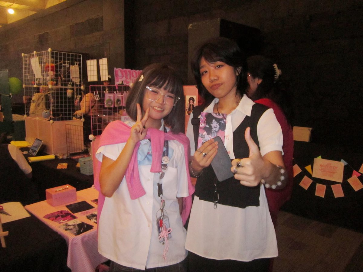 pyonpyutsu's tweet photo. FINALLY THE EVENT I WAS SO BUSY FOR IS OVER...stupid baka life i forgor to take pics of my booth https://t.co/InIue9iTvp