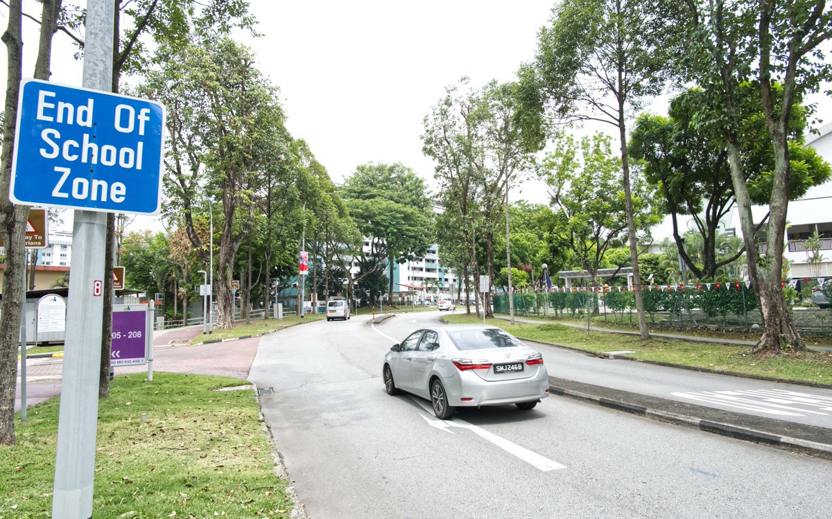 MorteJude's tweet photo. @DailyPicTheme2 DPT, #alone somewhat on a bend somewhere in #Singapore 🇸🇬 was this silver sedan ⬇️
Enjoy 😀

#DailyPictureTheme #curve #streetphotography #cornering #fujifilmxm5 https://t.co/R7bjliHizR