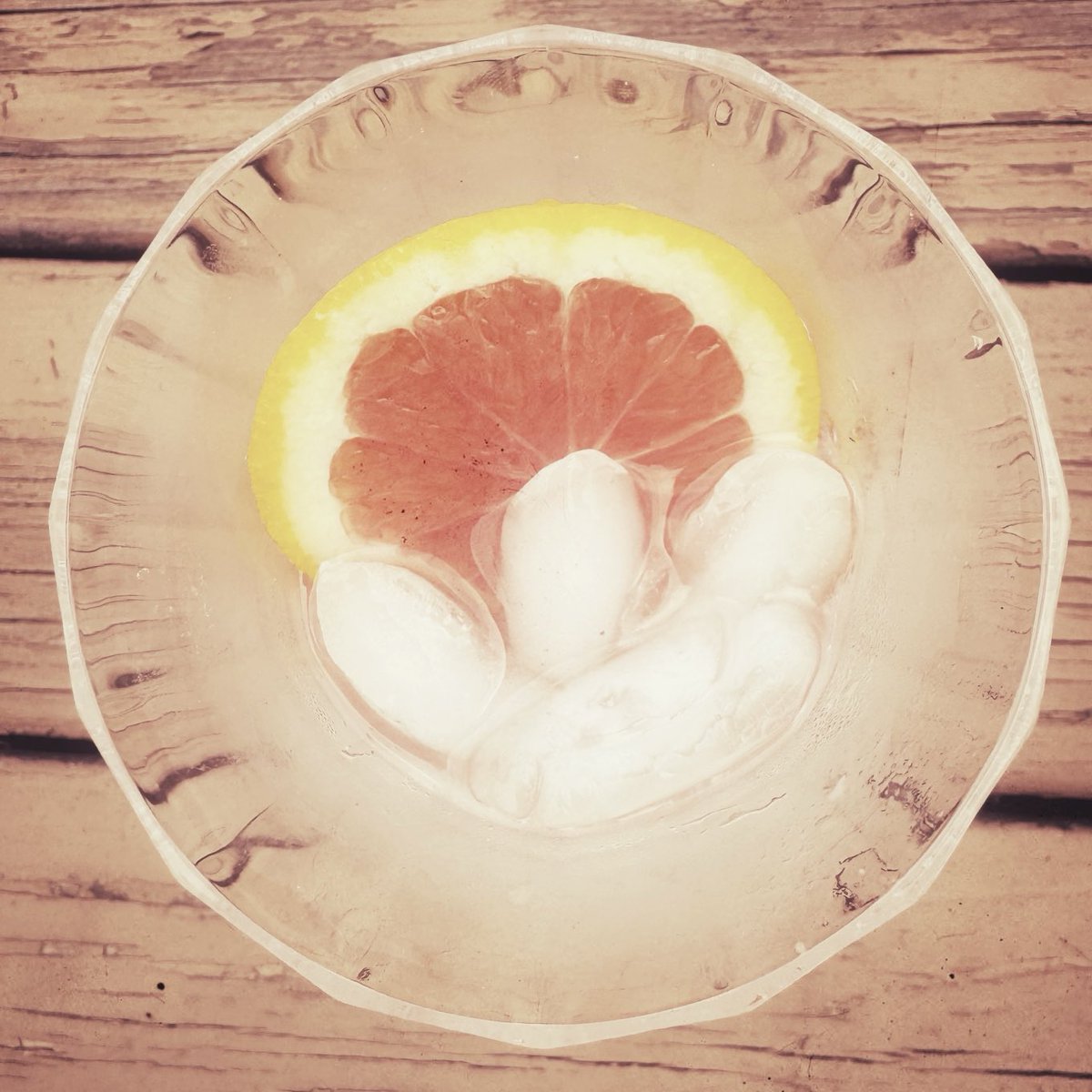 #Gallery365in2025Sundaymusic <a href="/Gallery365photo/">Gallery365photo</a> 
#Gallery365in2025
“Take another shot of courage/Wonder why the right words never come/You just get numb/It's another tequila sunrise, this old world/Still looks the same/Another frame, mmm.”
(Eagles, Tequila Sunrise, 1973)