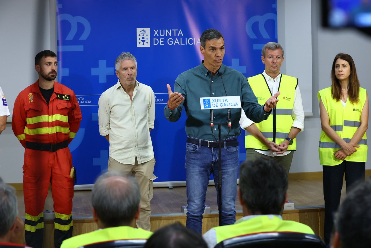 Delegación do Goberno en Galicia (@delgobgalicia) on Twitter photo 📣O presidente <a href="/sanchezcastejon/">Pedro Sánchez</a> anunciou que o Goberno propondrá un gran Pacto de Estado fronte á Emerxencia Climática.
👉Xunto ao ministro do <a href="/interiorgob/">Ministerio del Interior</a> e o delegado <a href="/blancolobeiras/">Pedro Blanco</a>, visitou en #Ourense o Centro de Coordinación Operativo para analizar a evolución dos lumes. 📣O presidente <a href="/sanchezcastejon/">Pedro Sánchez</a> anunciou que o Goberno propondrá un gran Pacto de Estado fronte á Emerxencia Climática.
👉Xunto ao ministro do <a href="/interiorgob/">Ministerio del Interior</a> e o delegado <a href="/blancolobeiras/">Pedro Blanco</a>, visitou en #Ourense o Centro de Coordinación Operativo para analizar a evolución dos lumes.