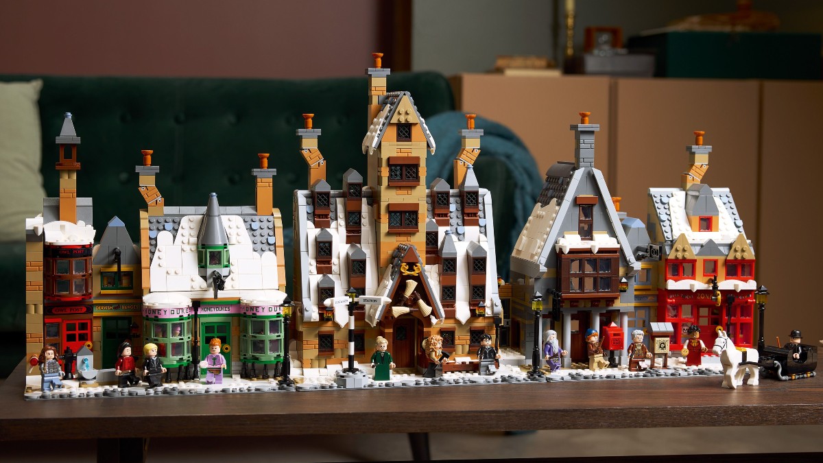 Hogsmeade is a core location in the Harry Potter franchise, but there have only been these eight LEGO products inspired by the village near Hogwarts.

brickfanatics.com/every-lego-har…

#LEGO #HarryPotter #LEGONews