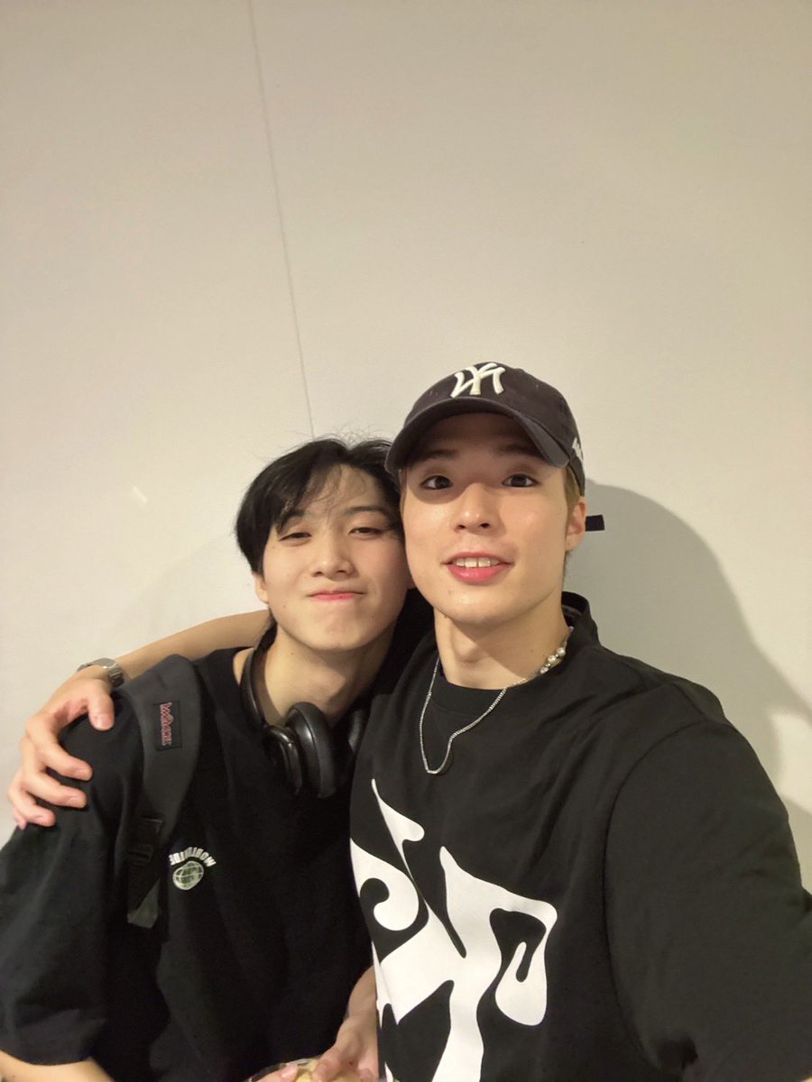 福岡千秋楽
ありがとうございました！！！
もう次は東京凱旋です。思ったより早くてもう寂しい…このままずっと色々なところを回って公演したいと思うほど素敵なカンパニーです。
今日はタカさん役のしょうまくんと撮りました！本当に面白くて、そして頼もしいお兄さんです！
 #テニミュ