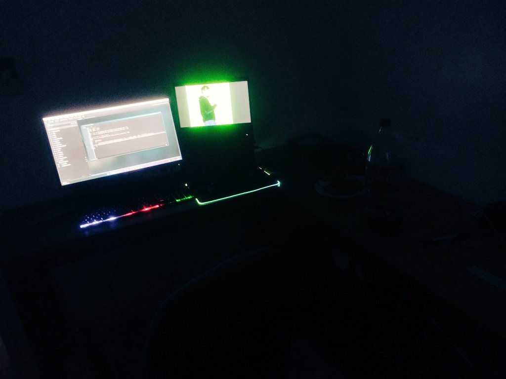 SierraProd's tweet photo. Você percebe que é programador quando seu quarto fica assim kkkkkk!!! GARRAFA DE COCA, PÃO, COPO ALEATÓRIO, SKETCHBOOK 💜🌻🧠✨👁️

#IndieDev #JogosIndie #indiedev 
#indiegame #GameDevBrasil 
#JogoIndependente #EAIjogos2025 #DevBR https://t.co/gop7kr1LQr