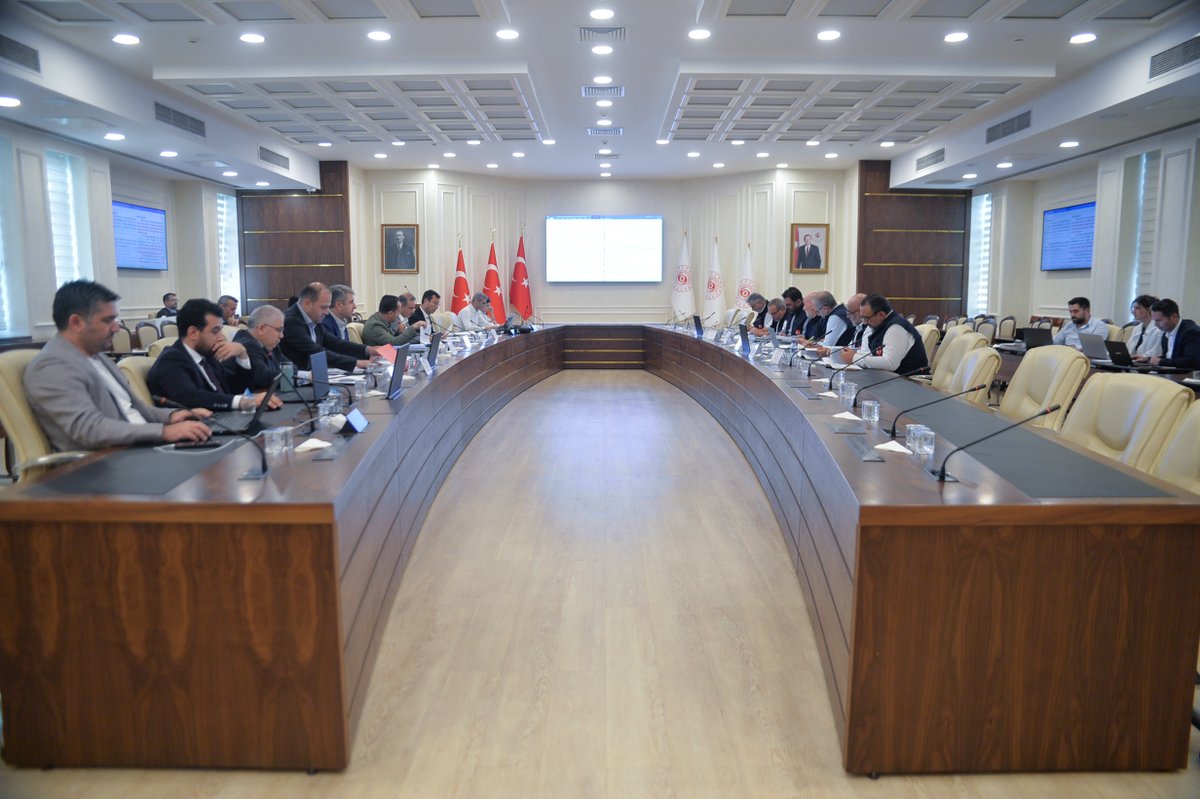 HBTONBUL's tweet photo. 8.Dönem Toplu Sözleşme sürecinde Enerji, Sanayi ve Madencilik Hizmet Koluna ilişkin müzakerelerimizi Çalışma ve Sosyal Güvenlik Bakanlığı’nda gerçekleştirdik.

Yönetim kurulu üyelerimiz ve mevzuat uzmanlarımızla birlikte masaya oturarak, sahadan gelen sorunları ve talepleri doğrudan dile getirdik.

Emeğin hakkını ve adaletin tesisini sağlamak için mücadelemizi kararlılıkla sürdürüyoruz.