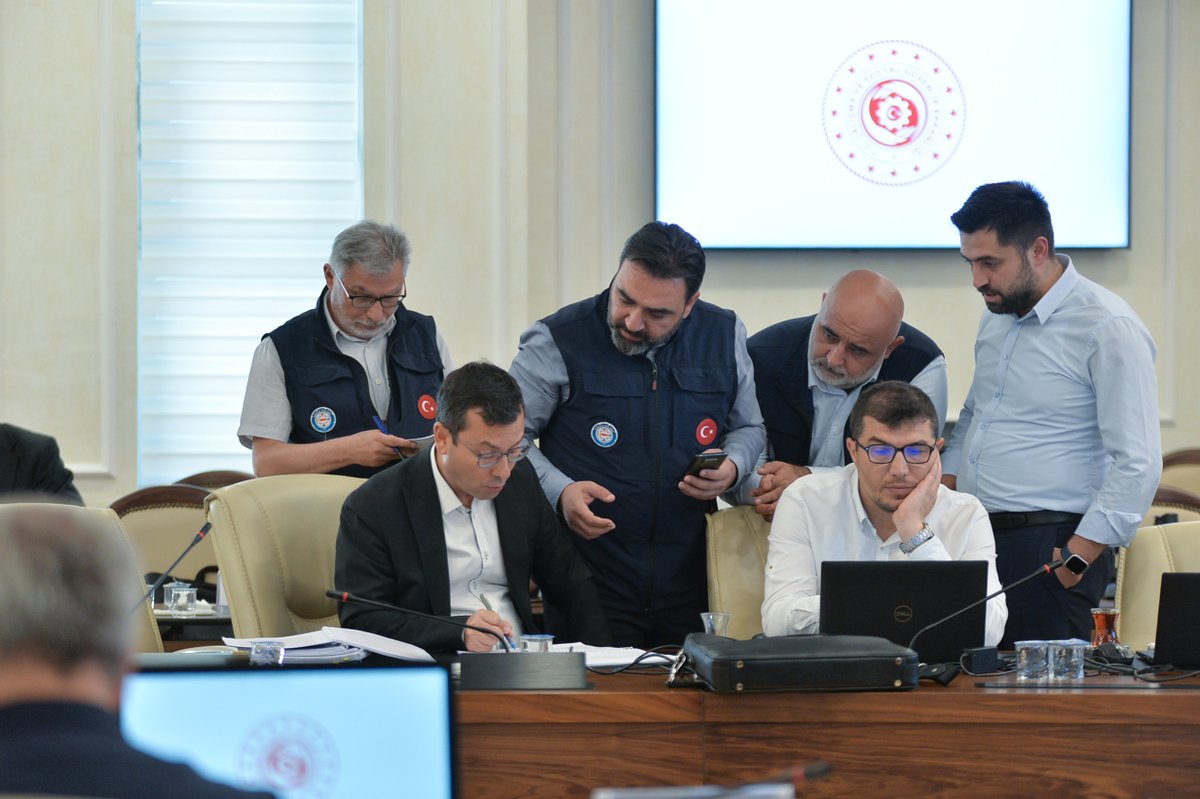 HBTONBUL's tweet photo. 8.Dönem Toplu Sözleşme sürecinde Enerji, Sanayi ve Madencilik Hizmet Koluna ilişkin müzakerelerimizi Çalışma ve Sosyal Güvenlik Bakanlığı’nda gerçekleştirdik.

Yönetim kurulu üyelerimiz ve mevzuat uzmanlarımızla birlikte masaya oturarak, sahadan gelen sorunları ve talepleri doğrudan dile getirdik.

Emeğin hakkını ve adaletin tesisini sağlamak için mücadelemizi kararlılıkla sürdürüyoruz.