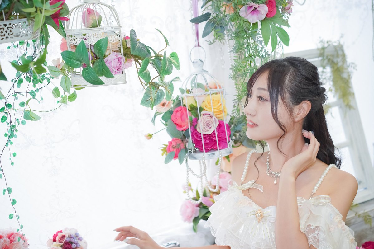 ORION53329213's tweet photo. 2025/08/09
東京・マリースタジオ
モデル：shioriさん(@shio_portrait)

色とりどりのお花やファンシーな小物いっぱいの可愛らしいスタジオでした

そこにモデルのshioriさんの優美なドレス姿とが相まって、素敵な撮影が出来たと思います https://t.co/D43nn8lxei