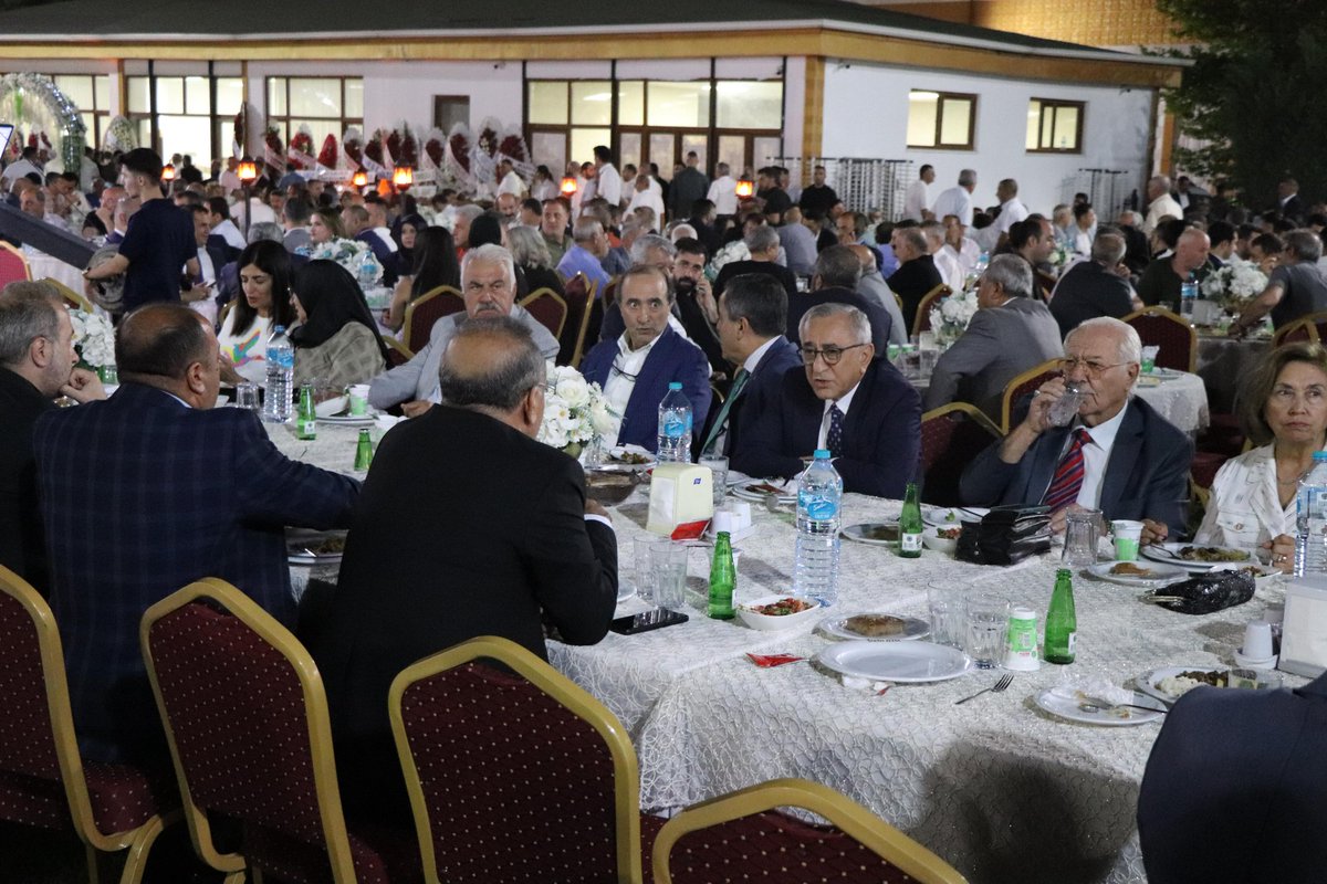 Yönetim Kurulu Başkanımız Suat Öztürk, 28.dönem Elazığ Ak Parti Milletvekili Prof.Dr. Erol Keleş'in oğlunun düğün törenine katıldı.