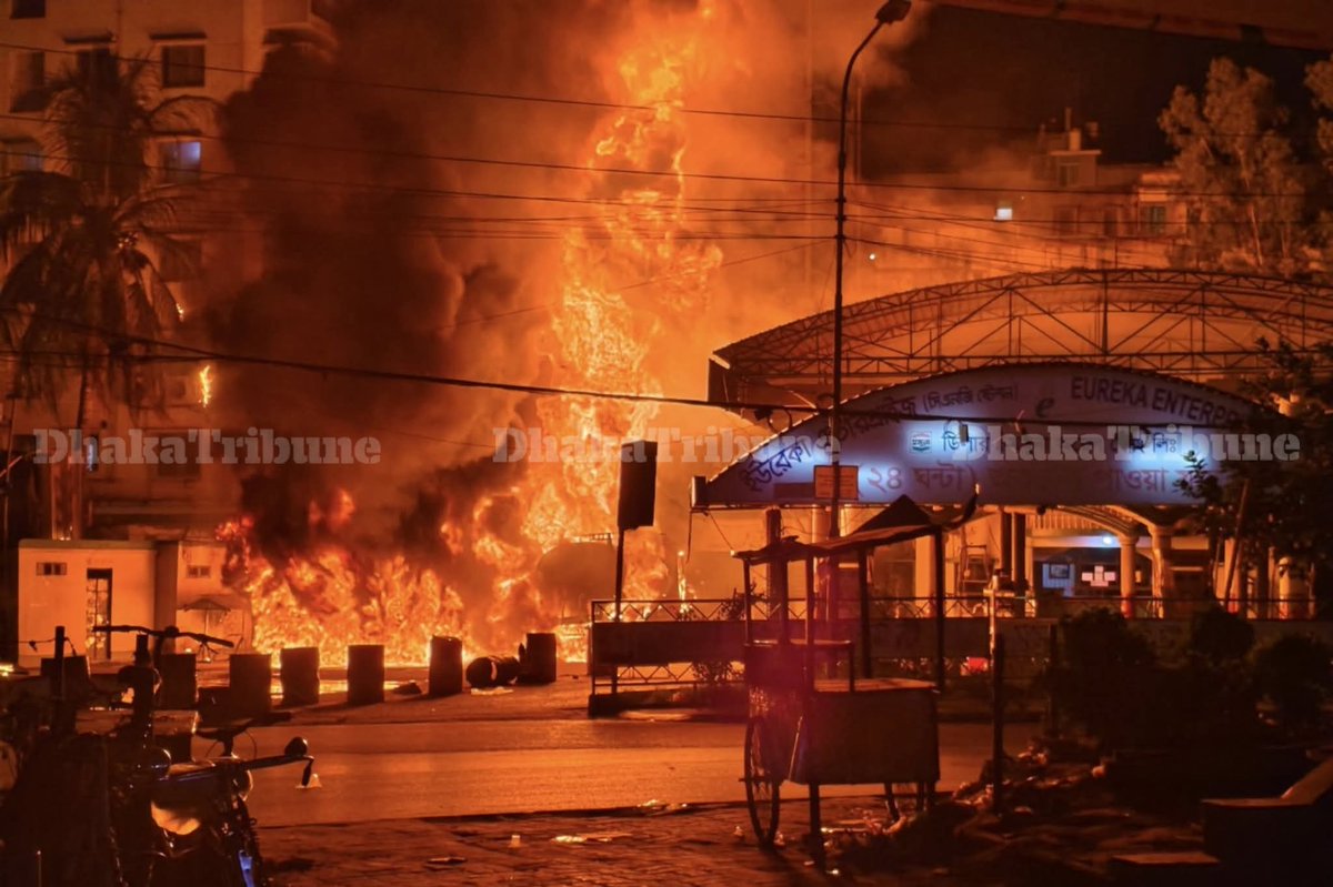 JuharMohammad's tweet photo. A fire broke out at a CNG filling station in Mohakhali, the capital Dhaka.
The incident occurred at the filling station named “Eureka Enterprise” near the rail gate. Several explosions were heard at the time. https://t.co/EgYO10oUqV