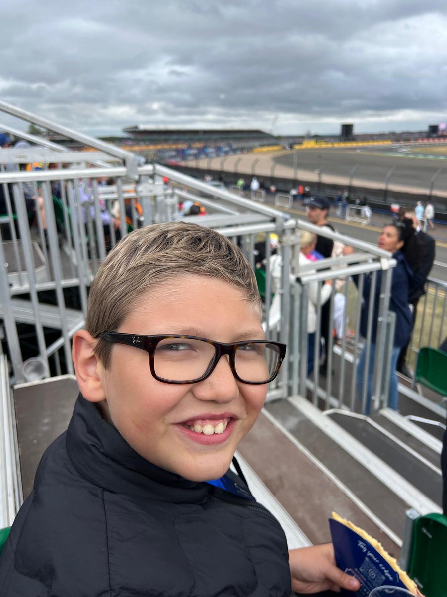 Un rêve à 100 à l'heure ! 
Notre association a réalisé le rêve de Joseph, fan de F1 : assister au Grand Prix de Silverstone ! Un week-end plein d'émotions et de vitesse ! 🏎️ 
#Formula1 #Silverstone #landonorris #ArcEnCiel #charlesleclerc
