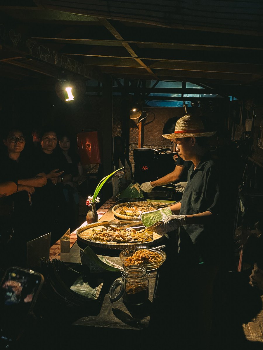 Dinner with strangers dengan tema Suku Kajang. 
.
📍: Omahjangandiamterus