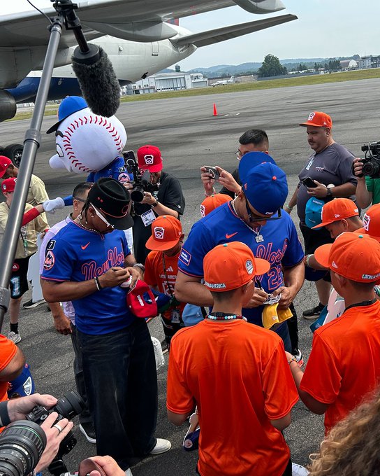 Gyj6QGrWkAATLjw?format=jpg&name=small Francisco Lindor’s Heartwarming Moment With Puerto Rico’s Little League World Series Stars Has Fans Cheering