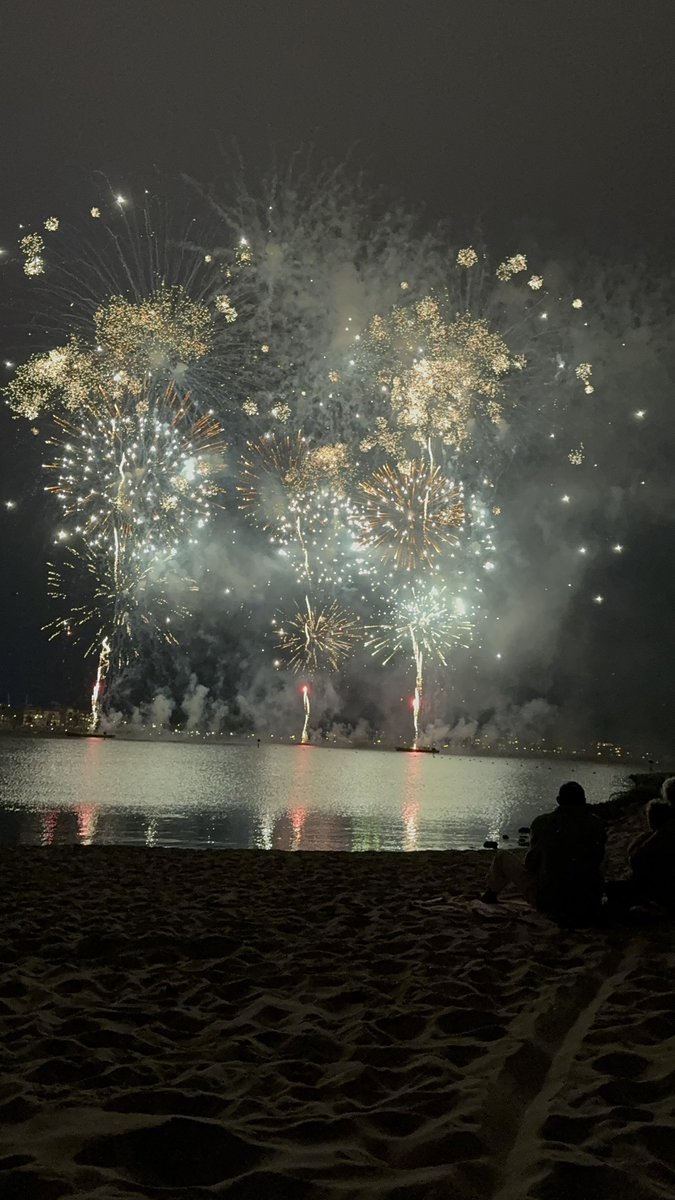 David_0229's tweet photo. Flashback naar afgelopen vrijdag : wat was het genieten met de fam op het #stadsstrand in #Hoorn van het #vuurwerk tijdens de #kermis. https://t.co/PQNRHY99s8