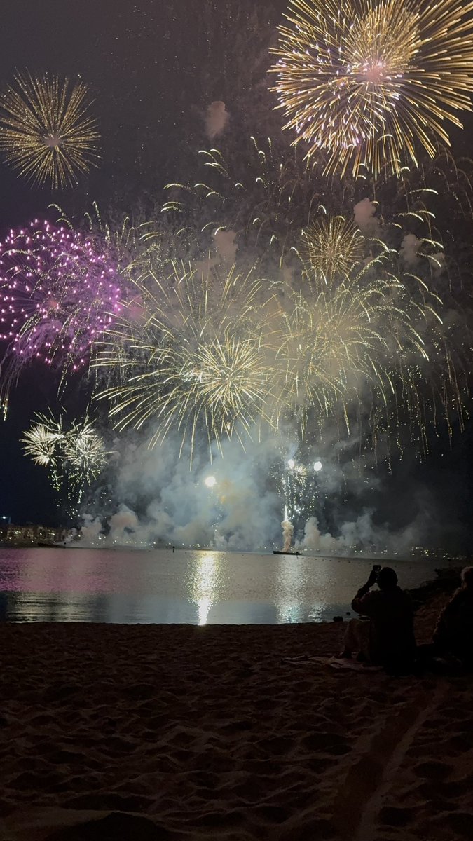 David_0229's tweet photo. Flashback naar afgelopen vrijdag : wat was het genieten met de fam op het #stadsstrand in #Hoorn van het #vuurwerk tijdens de #kermis. https://t.co/PQNRHY99s8