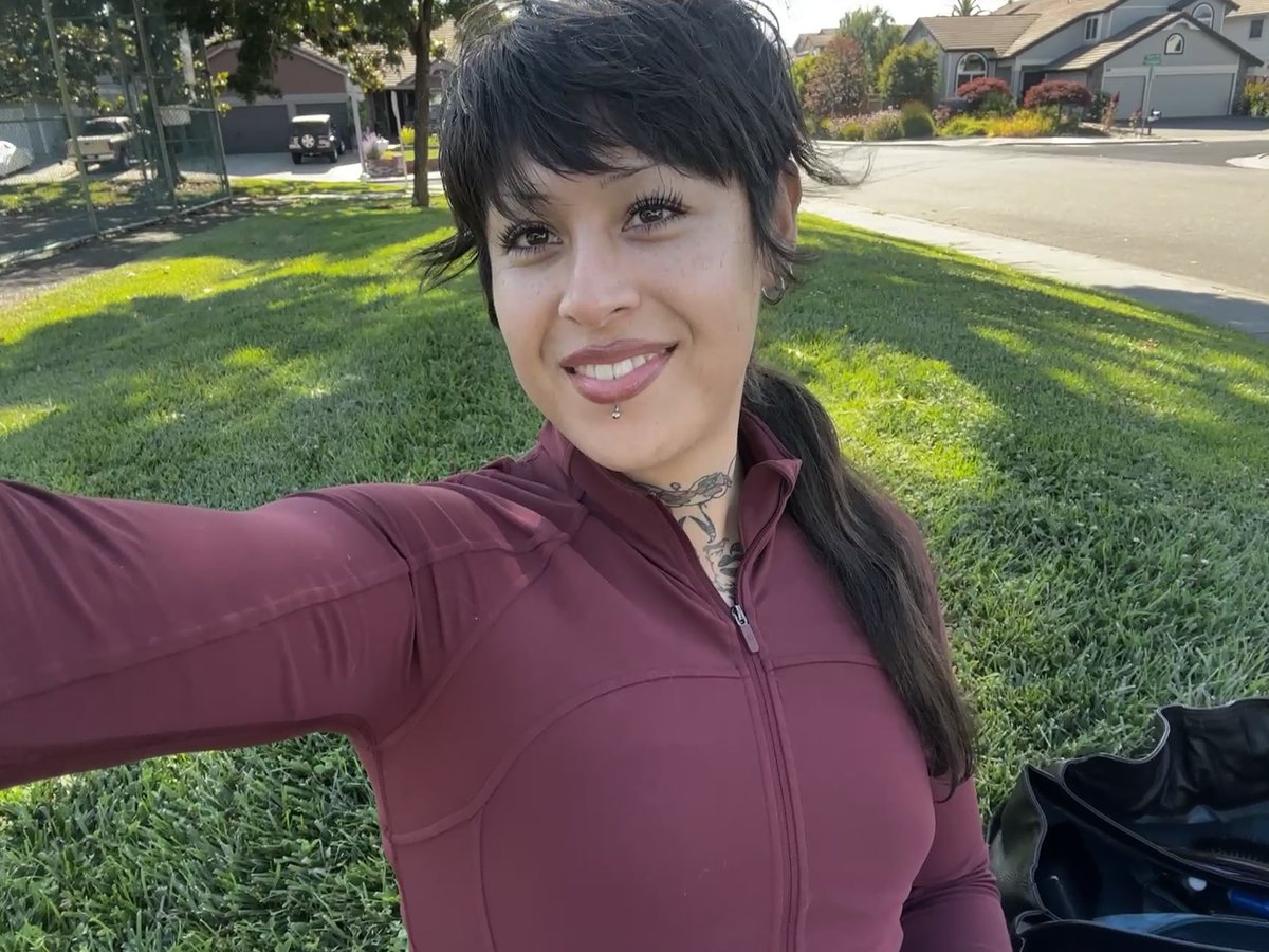 2015 vs 2025:
insecure lil twink to healthy glowing goddess lol. thank god for hrt ⚧️