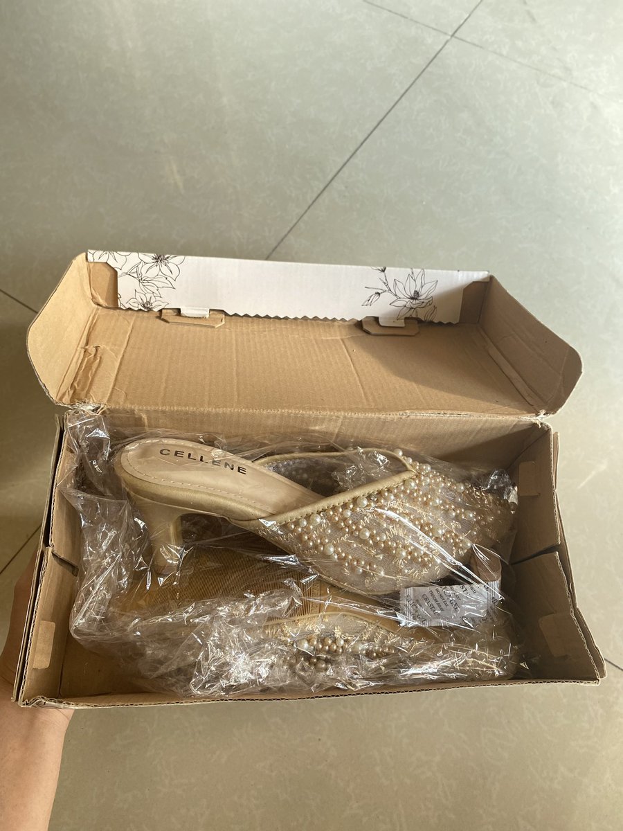 nyonyaarm's tweet photo. orii ya guys, pas aku beli di harga 323k, aku jual 250k aja, co lewat oyen bisa dpt diskon https://t.co/TOogJ4fHQY