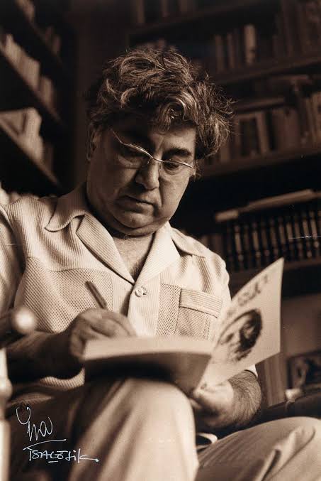 Arapça küfür duysa, elini açıp “Amin” diyecek adam çok bu memlekette.
— Aziz Nesin